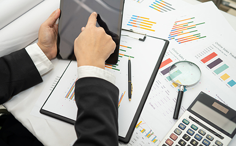 ?？谑性鯓幼?cè)勞務(wù)公司？