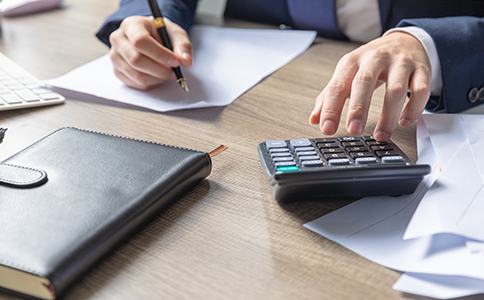 ?？谧怨?></p><h3>一、?？谧怨厩暗臏蕚涔ぷ?/h3><p>在正式進行公司注冊手續(xù)之前，您需要準備以下材料和信息：</p><p>1. 公司名稱：公司名稱是您注冊公司的第一步，需要提前進行名稱預先核準。名稱需要符合相關法規(guī)規(guī)定，避免重復。</p><p>2. 注冊地址：?？谧怨拘枰峁┮粋€合法的注冊地址，這可以是商業(yè)用地，也可以是辦公樓地址。</p><p>3. 公司章程：公司章程是公司成立的重要法律文件，詳細描述了公司的組織結構、經(jīng)營范圍、管理方式等內(nèi)容。</p><p>4. 法定代表人及股東信息：包括法人代表和所有股東的個人身份證明、聯(lián)系方式等。</p><p>5. 注冊資本：確定公司注冊資本，注冊資本的多少直接影響到企業(yè)的經(jīng)營范圍和融資能力。</p><h3>二、?？谧怨镜木唧w手續(xù)</h3><p>完成前期準備工作后，您可以開始著手辦理注冊公司所需的具體手續(xù)。</p><p>1. 名稱核準</p><p>首先，您需要前往?？谑惺袌霰O(jiān)督管理局進行公司名稱的預先核準。該步驟需要提交公司的名稱、行業(yè)和經(jīng)營范圍等信息。名稱核準通過后，您將獲得《企業(yè)名稱預先核準通知書》。</p><p>2. 提交注冊申請</p><p>接下來，您需要向海口市市場監(jiān)督管理局提交注冊申請材料。申請材料包括：公司名稱核準通知書、公司章程、注冊地址證明、股東信息、法人身份證明、注冊資本證明等。</p><p>3. 領取營業(yè)執(zhí)照</p><p>注冊申請審核通過后，您將獲得公司的營業(yè)執(zhí)照。此時，公司正式成立，您可以開展經(jīng)營活動。營業(yè)執(zhí)照上會注明公司的名稱、注冊地址、法定代表人等信息。</p><p>4. 刻章備案</p><p>拿到營業(yè)執(zhí)照后，您需要去公安機關指定的刻章公司辦理公章、財務章、法人章等。刻章后需將公司印章進行備案。</p><p>5. 銀行開立公司賬戶</p><p>開立公司基本賬戶是進行財務操作的必要條件。您需要帶著營業(yè)執(zhí)照、公司章程等文件前往銀行辦理公司賬戶的開設。</p><p>6. 稅務登記</p><p>完成銀行開戶后，您還需要到?？谑卸悇站诌M行稅務登記。稅務登記時，需提交相關資料，包括營業(yè)執(zhí)照副本、法定代表人身份證、稅務登記申請書等。<br><img src=