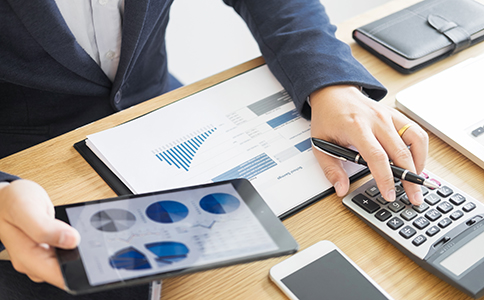 ?？谧怨?></p><h3>海口虛擬地址注冊公司適合哪些類型的企業(yè)?</h3><p>虛擬地址注冊公司并不是適用于所有企業(yè)類型，通常適合以下幾種企業(yè)：</p><p>1. 初創(chuàng)公司：對于剛剛成立、資金較為緊張的創(chuàng)業(yè)公司，虛擬地址注冊公司提供了一個(gè)低成本的選擇。這可以讓企業(yè)在沒有實(shí)體辦公場所的情況下順利運(yùn)營。</p><p>2. 跨境電商公司：跨境電商通常不需要在本地設(shè)立實(shí)體店面，因此虛擬地址非常適合這種模式。這種方式不僅降低了成本，還能提高效率。</p><p>3. 個(gè)體工商戶：如果創(chuàng)業(yè)者只希望以個(gè)人身份開展小規(guī)模經(jīng)營，虛擬地址注冊公司是一種非常簡便的方式。</p><p>4. 遠(yuǎn)程工作團(tuán)隊(duì)：對于完全依靠遠(yuǎn)程工作團(tuán)隊(duì)運(yùn)作的企業(yè)，虛擬地址提供了一個(gè)可行的解決方案，使得公司運(yùn)營更為高效。</p><h3>海口虛擬地址注冊公司需要注意的事項(xiàng)</h3><p>1. 地址是否合法：創(chuàng)業(yè)者在選擇虛擬地址提供商時(shí)，必須確保所選的地址符合當(dāng)?shù)毓ど叹值囊蟆Ｌ摂M地址必須為合法的商務(wù)注冊地址，否則企業(yè)可能無法順利通過注冊審批。</p><p>2. 虛擬地址的后期服務(wù)：選擇虛擬地址后，企業(yè)主還需關(guān)注地址服務(wù)商是否提供后續(xù)的服務(wù)，如郵件接收、電話接聽等。這些服務(wù)對企業(yè)日常運(yùn)營十分重要。</p><p>3. 了解其他費(fèi)用：雖然虛擬地址注冊公司可以節(jié)省辦公場所的費(fèi)用，但服務(wù)商通常會收取一定的服務(wù)費(fèi)，創(chuàng)業(yè)者應(yīng)提前了解相關(guān)費(fèi)用，并做好預(yù)算規(guī)劃。</p><p>4. 公司的經(jīng)營范圍：有些行業(yè)可能需要實(shí)體辦公場所才能滿足行業(yè)規(guī)定，因此在選擇虛擬地址注冊公司前，企業(yè)應(yīng)確保自己所從事的行業(yè)適合這一方式。</p><h3>選擇海口虛擬地址注冊公司，打造企業(yè)競爭力</h3><p>海口的商業(yè)環(huán)境日益繁榮，但面對高昂的辦公租金和創(chuàng)業(yè)初期的資金壓力，許多企業(yè)主都在尋找更加靈活、成本低的解決方案。虛擬地址注冊公司無疑為這些企業(yè)提供了一個(gè)理想的選擇。</p><p>然而，選擇虛擬地址注冊公司時(shí)，企業(yè)主需要確保所選擇的地址服務(wù)商能夠提供合法的地址、優(yōu)質(zhì)的后續(xù)服務(wù)，并確保所有程序的合規(guī)性。通過這一方式，企業(yè)能夠降低創(chuàng)業(yè)成本，快速進(jìn)入市場，并建立一個(gè)專業(yè)的企業(yè)形象。</p><h3>總結(jié)</h3><p>?？谔摂M地址注冊公司為創(chuàng)業(yè)者提供了一種經(jīng)濟(jì)、靈活且高效的公司注冊方式。尤其對于初創(chuàng)企業(yè)、小微企業(yè)和跨境電商公司來說，這是一種既能減少開支，又能滿足注冊需求的理想選擇。如果你打算在海口注冊公司，并希望了解更多關(guān)于虛擬地址注冊的信息，隨時(shí)歡迎咨詢?？阢茣?jì)公司。我們將為你提供專業(yè)的注冊服務(wù)，幫助你的企業(yè)快速、順利地起步。</p>                </div>
                <p class=