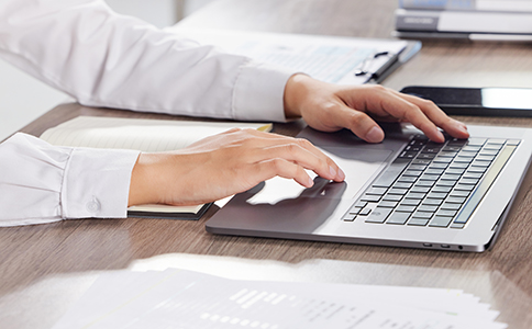 ?？谧怨玖鞒淘斀?></p><h3>三、?？谧怨玖鞒淘斀?/h3><p>1. 步驟一：公司名稱核準(zhǔn)</p><p>需要通過?？诠ど叹诌M(jìn)行公司名稱核準(zhǔn)。在這一過程中，需要確保公司名稱不與其他公司重復(fù)，并且符合相關(guān)規(guī)定。</p><p>2. 步驟二：提交材料申請注冊</p><p>提交上述所需的材料，包括法人身份證、公司章程、租賃合同等。</p><p>3. 步驟三：領(lǐng)取營業(yè)執(zhí)照</p><p>在材料審核通過后，工商局會發(fā)放營業(yè)執(zhí)照，標(biāo)志著公司的正式成立。</p><p>4. 步驟四：辦理稅務(wù)登記</p><p>領(lǐng)取營業(yè)執(zhí)照后，需盡快到稅務(wù)機關(guān)辦理稅務(wù)登記，確認(rèn)公司所屬的稅種和繳納方式。</p><p>5. 步驟五：刻制公章</p><p>公司需要刻制公章、財務(wù)章、法人章等用于正式文件的簽署。</p><p>6. 步驟六：開設(shè)銀行賬戶</p><p>公司注冊完畢后，需要開設(shè)基本銀行賬戶，用于日常經(jīng)營。</p><h3>四、?？谧怨拘枰⒁獾氖马?/h3><p>1. 選擇適合的注冊資本</p><p>雖然國家對注冊資本的要求已不再嚴(yán)格，但創(chuàng)業(yè)者依然需要根據(jù)公司的規(guī)模和經(jīng)營計劃合理選擇注冊資本。</p><p>2. 公司名稱的選擇</p><p>公司名稱應(yīng)符合相關(guān)的法律規(guī)定，避免使用與其他企業(yè)相似的名稱?？梢蕴崆巴ㄟ^工商局官網(wǎng)查詢，避免重復(fù)。</p><p>3. 確保注冊地址的合法性</p><p>提供的公司地址必須是合法的，確保租賃合同的真實性，并且滿足工商局的要求。</p><p>4. 選擇合適的稅種</p><p>根據(jù)公司規(guī)模和行業(yè)，選擇合適的納稅人身份，并確保稅務(wù)登記手續(xù)的辦理到位。</p><p>5. 及時辦理相關(guān)手續(xù)</p><p>在公司注冊完成后，盡早辦理稅務(wù)登記、銀行開戶等事項，避免日后因手續(xù)不全影響公司的運營。</p><h3>五、總結(jié)</h3><p>通過以上內(nèi)容，您已經(jīng)對“?？谧怨拘枰裁词掷m(xù)”有了更清晰的了解。從公司名稱核準(zhǔn)、注冊資本選擇，到稅務(wù)登記、刻制公章等步驟，每一步都至關(guān)重要。如果您在注冊過程中遇到任何問題，歡迎隨時咨詢?？阢茣嫻荆覀?yōu)槟墓咀蕴峁┤轿坏膶I(yè)服務(wù)，助力您的創(chuàng)業(yè)夢想。</p><p>注冊公司是一項復(fù)雜的工作，但通過了解所需手續(xù)和材料，您可以輕松應(yīng)對注冊過程中的各類挑戰(zhàn)，確保公司順利運營。</p><div   id=