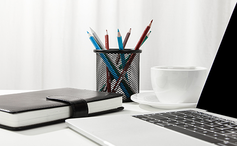 ?？谧怨境Ｒ姷牟牧?></p><h3>三、?？谧怨境Ｒ姷牟牧?/h3><p>注冊公司時，需要準備的相關(guān)材料包括：</p><p>- 公司名稱預(yù)先核準通知書：公司名稱核準后，可以開始注冊。</p><p>- 法人身份證明：法定代表人的身份證原件及復(fù)印件。</p><p>- 注冊地址證明：房屋租賃合同或房產(chǎn)證復(fù)印件。</p><p>- 公司章程：明確公司內(nèi)部管理及經(jīng)營事項。</p><p>- 其他許可文件：如果經(jīng)營的行業(yè)有特殊要求，需要提供相關(guān)的許可證或資質(zhì)證明。</p><h3>四、海口注冊公司流程</h3><p>?？谧怨玖鞒滔鄬唵?，但需要按部就班地進行，確保所有條件和材料都符合要求。注冊公司的一般流程包括：</p><p>1. 公司名稱核準：向當?shù)毓ど绦姓芾聿块T提交名稱核準申請。</p><p>2. 提交注冊材料：提交法人身份證、注冊地址證明等所需材料。</p><p>3. 營業(yè)執(zhí)照辦理：注冊材料審查通過后，領(lǐng)取營業(yè)執(zhí)照。</p><p>4. 稅務(wù)登記：領(lǐng)取營業(yè)執(zhí)照后，辦理稅務(wù)登記。</p><p>5. 開立銀行賬戶：為公司開設(shè)銀行賬戶，用于后續(xù)的資金管理。</p><h3>五、?？谧怨境Ｒ妴栴}解答</h3><p>1. 注冊公司需要多少時間?</p><p>通常情況下，?？谧怨敬蠹s需要5-10個工作日，但具體時間可能會因為材料準備和審批速度有所不同。</p><p>2. ?？谧怨镜馁M用大概是多少?</p><p>?？谧怨镜馁M用包括工商注冊費用、刻章費用、稅務(wù)登記費用等，整體費用大約在幾百到一千元左右。具體費用取決于注冊公司的類型及所需的服務(wù)。</p><p>3. 可以委托代理公司注冊公司嗎?</p><p>當然可以，許多創(chuàng)業(yè)者選擇委托專業(yè)的代理公司辦理注冊流程，省時省力，也能確保材料準備和流程合法合規(guī)。</p><h3>六、總結(jié)</h3><p>?？谧怨臼且粋€相對簡單的過程，但了解并準備好相關(guān)的條件和材料非常重要。本文介紹了海口注冊公司需要的基本條件、材料以及注冊流程，幫助創(chuàng)業(yè)者更好地規(guī)劃和實施創(chuàng)業(yè)計劃。如果你有任何關(guān)于?？谧怨尽⒍悇?wù)登記、公司注銷等方面的問題，可以隨時咨詢?？阢茣嫻荆覀儗槟闾峁I(yè)的支持和幫助，確保你順利完成公司注冊。</p><div   id=