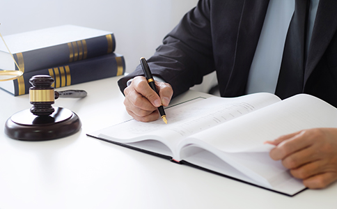 ?？谧怨镜刂纷兏?></p><h3>一、?？谧怨镜刂纷兏谋匾?/h3><p>公司地址是營業(yè)執(zhí)照上的重要信息之一，也是客戶、合作伙伴及政府部門聯(lián)系企業(yè)的重要依據(jù)。如果公司地址發(fā)生變化，必須及時辦理變更手續(xù)，否則可能面臨以下風(fēng)險：</p><p>1. 法律風(fēng)險：未及時變更地址可能導(dǎo)致工商部門無法聯(lián)系企業(yè)，影響企業(yè)信用。</p><p>2. 經(jīng)營風(fēng)險：客戶無法通過注冊地址找到企業(yè)，影響業(yè)務(wù)合作。</p><p>3. 政策風(fēng)險：地址不符可能導(dǎo)致無法享受地方政策優(yōu)惠或補貼。</p><p>因此，了解?？谧怨镜刂纷兏鞒?，及時辦理變更手續(xù)至關(guān)重要。</p><h3>二、?？谧怨镜刂纷兏鞒?/h3><p>1. 準(zhǔn)備變更材料</p><p>在辦理地址變更前，需準(zhǔn)備以下材料：</p><p>- 公司營業(yè)執(zhí)照正副本原件</p><p>- 新地址的租賃合同或產(chǎn)權(quán)證明</p><p>- 公司章程修正案(如有)</p><p>- 法定代表人身份證復(fù)印件</p><p>- 公司公章</p><p>2. 提交變更申請</p><p>攜帶上述材料到?？谑惺袌霰O(jiān)督管理局或通過線上平臺提交變更申請。具體步驟如下：</p><p>1. 登錄“海南e登記”平臺或前往工商局窗口。</p><p>2. 填寫《公司變更登記申請表》。</p><p>3. 上傳或提交相關(guān)材料。</p><p>3. 審核與公示</p><p>工商部門會對提交的材料進行審核，審核通過后會在系統(tǒng)中公示變更信息。通常審核時間為3-5個工作日。</p><p>4. 領(lǐng)取新營業(yè)執(zhí)照</p><p>審核通過后，可到工商局領(lǐng)取新的營業(yè)執(zhí)照，或選擇郵寄方式獲取。新營業(yè)執(zhí)照上將顯示更新后的公司地址。</p><p>5. 更新其他相關(guān)信息</p><p>完成工商變更后，還需及時更新以下信息：</p><p>- 稅務(wù)登記信息</p><p>- 銀行開戶信息</p><p>- 社保、公積金登記信息</p><p>- 其他許可證或資質(zhì)文件<br><img src=