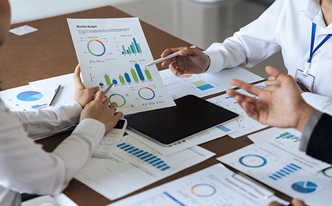 ?？诼糜喂咀粤鞒?></p><h3>?？诼糜喂咀粤鞒?/h3><p>注冊旅游公司一般包括以下幾個步驟：</p><p>1. 名稱預(yù)先核準</p><p>注冊公司前，首先需要通過工商行政管理部門進行公司名稱的預(yù)先核準，確保所選名稱不重復(fù)且符合相關(guān)規(guī)定。</p><p>2. 提交注冊材料</p><p>提交包括法人身份證明、注冊資本證明、公司章程、經(jīng)營場所證明等材料。相關(guān)材料需經(jīng)工商局審查后，發(fā)放營業(yè)執(zhí)照。</p><p>3. 申請相關(guān)資質(zhì)</p><p>對于從事旅行社業(yè)務(wù)的公司，注冊完成后還需要申請《旅行社業(yè)務(wù)經(jīng)營許可證》等資質(zhì)。申請資質(zhì)時可能需要提供詳細的業(yè)務(wù)計劃及行業(yè)背景。</p><p>4. 開設(shè)銀行賬戶</p><p>注冊旅游公司并獲得營業(yè)執(zhí)照后，企業(yè)還需在銀行開設(shè)基本賬戶，用于日常經(jīng)營和資金管理。</p><h3>?？诼糜喂咀赃^程中常見問題解答</h3><p>在注冊過程中，許多創(chuàng)業(yè)者可能會遇到一些問題。以下是幾個常見的疑問及解答：</p><p>1. 是否必須有旅行社經(jīng)營許可證才能開設(shè)旅游公司?</p><p>對于想從事旅行社業(yè)務(wù)的公司來說，申請《旅行社業(yè)務(wù)經(jīng)營許可證》是必須的。如果公司只從事一些基礎(chǔ)的旅游服務(wù)(如導游服務(wù)、旅游咨詢等)，則可以不申請該證書。然而，大多數(shù)從事較為復(fù)雜的旅游業(yè)務(wù)的公司，還是需要根據(jù)要求申請相應(yīng)的許可證。</p><p>2. 注冊資本有最低要求嗎?</p><p>根據(jù)?？诘貐^(qū)的規(guī)定，旅游公司注冊資本通常要求不低于10萬元人民幣。但具體要求可能因公司性質(zhì)、業(yè)務(wù)規(guī)模及相關(guān)政策變化而有所不同。建議創(chuàng)業(yè)者在注冊前了解最新的政策要求，確保資本金的充分準備。</p><p>3. 公司注冊地址能否使用自己的住宅?</p><p>雖然?？谠试S某些類型的小型企業(yè)使用住宅作為注冊地址，但對于旅游公司來說，注冊地址通常需要符合商業(yè)用途，并滿足安全、消防等要求。為了避免以后可能的糾紛，建議選擇符合規(guī)定的商業(yè)辦公地址。</p><p>4. 需要哪些資質(zhì)才能合法從事旅游服務(wù)?</p><p>要從事旅游服務(wù)，除了基本的工商登記外，旅行社還需要申請《旅行社業(yè)務(wù)經(jīng)營許可證》，而導游公司則需要導游證等相關(guān)資質(zhì)。此外，如果公司涉及旅游交通服務(wù)，還需辦理相應(yīng)的運輸許可證。</p><p>5. 旅游公司注冊過程中需要多長時間?</p><p>注冊旅游公司的時間通常在10個工作日左右，但如果需要辦理其他資質(zhì)證書，如《旅行社業(yè)務(wù)經(jīng)營許可證》，可能會再延長2-3周。因此，建議創(chuàng)業(yè)者提前了解流程，合理安排時間，以免影響公司開業(yè)。</p><h3>總結(jié)</h3><p>?？谧鳛槁糜螛I(yè)發(fā)達的城市，吸引了大量的創(chuàng)業(yè)者來注冊旅游公司。了解清楚注冊條件、流程及常見問題，能夠有效避免注冊過程中可能遇到的麻煩。通過合理準備注冊資本、公司資質(zhì)、注冊地址等材料，能夠大大提高注冊成功的概率。如果您對注冊過程有更多疑問或需要專業(yè)幫助，歡迎隨時聯(lián)系專業(yè)服務(wù)團隊，我們將為您提供詳細的解答和支持，幫助您的旅游公司順利起步。</p><div   id=