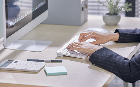 ?？谏虡俗缘牧鞒?></p><h3>三、選擇?？谏虡俗源砉镜淖⒁馐马?/h3><p>商標注冊涉及專業(yè)知識，許多企業(yè)選擇委托代理公司辦理商標注冊事務。那么，如何選擇一家可靠的商標注冊代理公司呢?以下幾點至關重要：</p><p>1. 公司資質</p><p>選擇具備合法資質的代理公司非常重要。正規(guī)的代理公司應擁有國家知識產(chǎn)權局頒發(fā)的代理資質證書，且在商標注冊代理領域有一定的經(jīng)驗和口碑。</p><p>2. 服務內(nèi)容</p><p>確認代理公司是否提供全面的商標注冊服務，包括商標檢索、材料準備、申請?zhí)峤?、后續(xù)跟進等。一個專業(yè)的公司可以全程為企業(yè)提供指導和支持。</p><p>3. 收費標準</p><p>不同的代理公司收費標準不同。建議企業(yè)主提前了解市場行情，選擇性價比高的服務。避免選擇價格過低的公司，可能存在服務質量不高或隱藏費用。</p><p>4. 客戶評價</p><p>通過查看代理公司的客戶評價和案例，了解其服務的質量和效果?？梢詮木W(wǎng)上搜索相關評價或向已注冊過商標的企業(yè)主了解經(jīng)驗。</p><h3>四、?？谏虡俗猿Ｒ妴栴}解答</h3><p>1. 商標注冊的時間有多久?</p><p>通常情況下，商標注冊的整個過程需要6個月到1年的時間。這包括初審、公告期以及發(fā)放商標注冊證書等環(huán)節(jié)。若有異議或補充材料的情況，時間可能會有所延長。</p><p>2. 如果商標被駁回，可以怎么辦?</p><p>商標駁回后，申請人可以向商標局提出復審請求。如果復審結果仍不通過，申請人可以向法院提起訴訟。為避免商標被駁回，提前進行商標檢索是非常重要的。</p><p>3. 注冊商標需要的費用是多少?</p><p>商標注冊的費用根據(jù)類別和申請的方式有所不同。一般來說，注冊費用在幾百到幾千元之間。若通過代理公司注冊，還需支付代理費用，具體費用根據(jù)公司不同而有所變化。</p><p>4. 是否可以申請多個類別的商標?</p><p>是的，企業(yè)可以根據(jù)自身業(yè)務需要申請多個類別的商標。但每個類別的商標注冊需要單獨提交申請，并支付相應的費用。</p><h3>五、總結</h3><p>在海口注冊商標是一個重要的法律步驟，商標不僅是企業(yè)品牌的象征，還能有效保護企業(yè)的知識產(chǎn)權。了解商標注冊所需的材料、流程以及如何選擇可靠的代理公司，可以幫助企業(yè)順利完成商標注冊，提升品牌競爭力。如果在注冊過程中遇到任何問題，及時咨詢?？阢茣嫻?，將是解決問題的最佳途徑。</p><div   id=