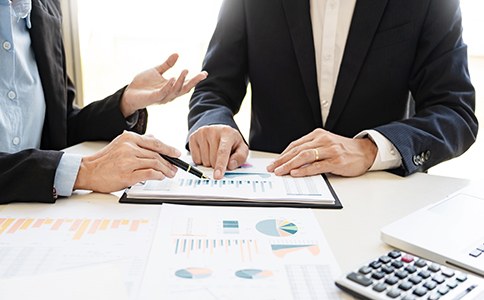 ?？诳萍脊咀运璨牧?></p><h3>三、?？诳萍脊咀运璨牧?/h3><p>為了確保注冊順利，您需要準備以下主要材料：</p><p>1. 法人身份證明材料：法人代表的身份證原件及復印件。</p><p>2. 股東身份證明材料：股東的身份證復印件。</p><p>3. 公司章程：規(guī)定公司內部運營的基本文件。</p><p>4. 租賃合同或房產證復印件：公司注冊地址的證明文件。</p><p>5. 注冊資本的證明材料：銀行存款證明或其他證明文件。</p><p>6. 其他材料：如經(jīng)營范圍、稅務登記所需文件等。</p><p>確保每項材料的真實性和完整性，避免因材料問題延誤注冊進程。</p><h3>四、海口科技公司注冊費用</h3><p>在?？谧钥萍脊緯r，除了政府部門的登記費用，還可能涉及其他一些費用：</p><p>1. 公司注冊費用：海口市工商注冊費用相對較低，一般在300元至800元人民幣之間，具體費用根據(jù)注冊公司的規(guī)模和類型有所不同。</p><p>2. 刻章費用：公章和財務章的刻制費用大約在200元至500元之間。</p><p>3. 銀行開戶費用：銀行開戶時可能需要繳納一定的開戶費用，通常為200元至500元。</p><p>4. 稅務登記費用：稅務登記本身不需要額外費用，但部分情況下可能需要繳納稅務代理服務費。</p><h3>五、?？诳萍脊咀猿Ｒ妴栴}與解答</h3><p>1. ?？诳萍脊咀缘臅r間一般多久?</p><p>正常情況下，從名稱核準到獲取營業(yè)執(zhí)照，整個流程大約需要10-15個工作日。具體時間取決于申請材料的完整性和工商局的審核進度。</p><p>2. 是否需要提供注冊地址證明?</p><p>是的，注冊公司時必須提供一個實際的注冊地址。這個地址可以是租賃的辦公地點或自有的商業(yè)地址。</p><p>3. 注冊資本有最低要求嗎?</p><p>?？谑心壳皩萍脊咀再Y本沒有具體的最低要求，但建議根據(jù)業(yè)務規(guī)模合理設定注冊資本，避免影響公司后續(xù)的融資或其他發(fā)展。</p><p>4. 注冊完成后，我還需要做哪些事?</p><p>除了稅務登記和社保登記外，您還需要確保公司按照相關法律法規(guī)運營，例如定期做財務報表、按時申報稅務等。</p><h3>六、總結</h3><p>海口市的科技公司注冊流程相對簡單，但成功注冊并順利運營還需要細致的計劃和準備。通過本文，您應能更清晰地了解海口科技公司注冊的基本流程、所需材料和常見問題。如果您有任何疑問，建議咨詢當?shù)貙I(yè)的工商注冊代理服務，確保注冊過程高效、順利。</p><div   id=