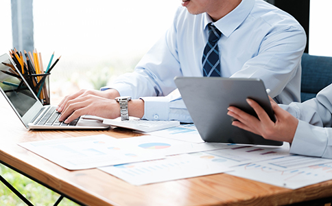 ?？谧杂邢薰舅璨牧?></p><h3>三、海口注冊有限公司所需材料清單</h3><p>1. 公司名稱預(yù)先核準通知書：由?？谑惺袌霰O(jiān)督管理局提供，證明公司名稱通過審核。</p><p>2. 法人身份證復(fù)印件：公司法人的身份證明，必須提交原件和復(fù)印件。</p><p>3. 公司章程：詳細規(guī)定公司的運作規(guī)則和股東權(quán)利義務(wù)。</p><p>4. 注冊地址證明：公司辦公地址的租賃合同或房產(chǎn)證明。</p><p>5. 股東身份證明：股東的身份證或法人證件。</p><p>6. 其他特殊行業(yè)的許可證：如公司經(jīng)營的業(yè)務(wù)涉及特許經(jīng)營或特殊行業(yè)，則需要提供相應(yīng)的許可證或資質(zhì)。</p><h3>四、?？谧杂邢薰咀⒁馐马椗c常見問題</h3><p>1. 名稱重復(fù)問題</p><p>在注冊公司時，名稱的審核是一個關(guān)鍵步驟。為了避免名稱重復(fù)，建議創(chuàng)業(yè)者提前準備多個備選名稱，并確保名稱符合相關(guān)法律法規(guī)。</p><p>2. 注冊資本的注意事項</p><p>雖然目前注冊資本沒有強制最低額度要求，但創(chuàng)業(yè)者應(yīng)根據(jù)公司的實際經(jīng)營情況設(shè)定合理的注冊資本。注冊資本過低可能影響公司信用，過高則可能導(dǎo)致不必要的資金壓力。</p><p>3. 注冊地址問題</p><p>許多創(chuàng)業(yè)者在選擇注冊地址時，可能會遇到住宅地址無法注冊的問題。為了避免這種情況，建議選用合法的商業(yè)辦公場所，并向房東索取租賃合同及房產(chǎn)證明。</p><p>4. 稅務(wù)登記的及時性</p><p>完成公司注冊后，務(wù)必按時進行稅務(wù)登記，并定期申報稅務(wù)。未按時辦理稅務(wù)登記的公司可能會面臨罰款等行政處罰。</p><h3>五、總結(jié)</h3><p>在海口注冊有限公司的流程相對簡單，但涉及的細節(jié)和注意事項卻不少。創(chuàng)業(yè)者需要了解清楚注冊所需的各類材料，并按照流程一步步操作。確保名稱審核、注冊地址、稅務(wù)登記等環(huán)節(jié)順利完成，才能避免不必要的麻煩。</p><p>如果您在注冊過程中遇到任何困惑或難題，?？阢茣嫻緫{借豐富的經(jīng)驗和專業(yè)的服務(wù)，能夠為您提供一站式公司注冊服務(wù)，幫助您順利完成公司注冊、稅務(wù)申報、財務(wù)管理等一系列事務(wù)。歡迎隨時聯(lián)系海口泓灼會計公司，我們將竭誠為您提供專業(yè)支持，助力您的創(chuàng)業(yè)之路!</p><div   id=