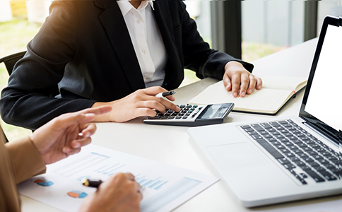 注冊?？诠?></p><h3>三、注冊?？诠舅栀Y料的辦理流程</h3><p>注冊?？诠拘枰k理一系列手續(xù)，其中最關(guān)鍵的是資料的準(zhǔn)備和提交。以下是注冊流程的簡要說明：</p><p>1. 準(zhǔn)備資料</p><p>根據(jù)上述要求，首先準(zhǔn)備好公司注冊所需的各項資料。確保所有文件的真實有效，并且在申請過程中沒有遺漏。</p><p>2. 提交申請</p><p>將所有資料提交至?？谑泄ど绦姓芾砭只蛲ㄟ^網(wǎng)絡(luò)平臺進行網(wǎng)上注冊申請。在提交時，可以選擇直接到工商局辦理，也可以委托專業(yè)的代理公司辦理。</p><p>3. 審批與核準(zhǔn)</p><p>工商局將根據(jù)您提供的資料進行審查，通常需要7-15個工作日，具體時間根據(jù)工商局的處理速度和資料的復(fù)雜程度而定。如果資料完整無誤，工商局會發(fā)放公司名稱核準(zhǔn)通知書。</p><p>4. 營業(yè)執(zhí)照領(lǐng)取</p><p>核準(zhǔn)通過后，您需要按照工商局的要求，領(lǐng)取營業(yè)執(zhí)照，并辦理相關(guān)的公章刻制等手續(xù)。此時，您的公司正式成立，可以開展經(jīng)營活動。</p><h3>四、注冊?？诠緯r的注意事項與常見問題</h3><p>1. 如何避免資料不全導(dǎo)致的審批延誤?</p><p>在準(zhǔn)備資料時，要注意資料的完整性，確保每一項文件都符合要求，特別是法人身份證明、公司章程、注冊地址等關(guān)鍵資料。一旦出現(xiàn)資料不全或錯誤，可能會導(dǎo)致注冊過程的延誤。</p><p>2. 如何選擇公司注冊地址?</p><p>選擇公司注冊地址時，建議選擇商業(yè)區(qū)或辦公樓，避免選擇住宅區(qū)地址。?？谑杏性S多可供租賃的辦公樓或商用物業(yè)，您可以根據(jù)自身需求選擇合適的辦公地址。</p><p>3. 股東和投資人的相關(guān)規(guī)定是什么?</p><p>在?？谧怨緯r，股東可以是個人也可以是法人，股東出資的比例需在公司章程中注明。若是外資公司，還需遵守相關(guān)的外商投資企業(yè)注冊規(guī)定。</p><h3>五、總結(jié)</h3><p>注冊?？诠臼莿?chuàng)業(yè)的重要第一步，了解并準(zhǔn)備好“注冊?？诠舅栀Y料”是成功的關(guān)鍵。通過本文的介紹，您應(yīng)該能夠清楚地了解在海口注冊公司所需的各類資料和辦理流程。記住，資料的準(zhǔn)確性和完整性直接影響注冊的速度和成功率。</p><p>在準(zhǔn)備資料的過程中，如果您遇到任何疑問或不確定的地方，建議隨時咨詢專業(yè)的會計服務(wù)公司。?？阢茣嫴粌H能夠為您提供詳細(xì)的注冊咨詢服務(wù)，還能為您解答關(guān)于公司注冊、稅務(wù)籌劃等方面的疑問。無論是首次創(chuàng)業(yè)，還是已有經(jīng)驗的企業(yè)主，泓灼會計都能為您提供全方位的專業(yè)支持，助力您的公司順利注冊并快速運營!</p><div   id=