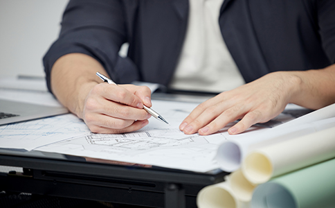 ?？谧怨玖鞒?></p><h3>一、?？谧怨玖鞒淘斀?/h3><p>1. 公司名稱核準(zhǔn)</p><p>在注冊公司之前，首先要做的就是公司名稱核準(zhǔn)。?？谧怨镜牡谝徊骄褪巧暾埞久Q核準(zhǔn)，確保您的公司名稱在?？跊]有重復(fù)或相似的名稱。您可以通過?？谑惺袌霰O(jiān)督管理局的官方網(wǎng)站進(jìn)行在線申請，也可以委托專業(yè)服務(wù)機(jī)構(gòu)代為處理。</p><p>2. 準(zhǔn)備注冊資料</p><p>當(dāng)公司名稱核準(zhǔn)通過后，您需要準(zhǔn)備相關(guān)注冊資料。這些資料包括：法人代表身份證復(fù)印件、股東信息、公司章程、注冊地址證明等。具體所需的資料因公司類型和經(jīng)營范圍不同而有所差異。</p><p>3. 提交注冊申請</p><p>準(zhǔn)備好注冊資料后，您可以將資料提交到?？谑惺袌霰O(jiān)督管理局或相關(guān)審批機(jī)關(guān)。根據(jù)不同的企業(yè)類型，可能還需要進(jìn)行行業(yè)審批。提交資料后，通常會在3-5個工作日內(nèi)完成審核，審核通過后，您將獲得營業(yè)執(zhí)照。</p><p>4. 刻制公司印章</p><p>在獲得營業(yè)執(zhí)照之后，您還需要去公安機(jī)關(guān)指定的刻章公司辦理公司印章的刻制。公司印章包括法人章、財務(wù)章、合同章等，都是日常經(jīng)營過程中不可或缺的。</p><p>5. 銀行開戶與稅務(wù)登記</p><p>公司注冊完成后，您需要選擇銀行開戶并進(jìn)行稅務(wù)登記。開立公司銀行賬戶后，可以辦理企業(yè)財務(wù)管理和資金進(jìn)出。與此同時，企業(yè)還需要進(jìn)行稅務(wù)登記，獲取稅務(wù)登記證。<br><img src=