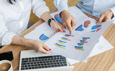 ?？谧怨玖鞒?></p><h3>?？谧怨玖鞒碳八钑r間詳解</h3><p>在海口注冊一家公司，通常涉及以下幾個主要步驟，每一步的時間長短直接影響整體注冊周期：</p><p>1. 公司名稱核準(約1-3個工作日)</p><p>注冊公司的第一步是向?？诠ど绦姓芾砭痔峤还久Q預先核準申請。核名是確保公司名稱唯一且符合規(guī)范的關鍵環(huán)節(jié)。一般情況下，審核時間為1-3個工作日。如果名稱被駁回，需要重新提交申請，可能延長時間。</p><p>2. 提交注冊材料并辦理營業(yè)執(zhí)照(約5-10個工作日)</p><p>名稱核準通過后，下一步是提交工商注冊材料，包括公司章程、股東身份證明、住所證明等。?？诠ど叹质芾砗?，會進行材料審核，符合要求后發(fā)放營業(yè)執(zhí)照。通常這一過程需5-10個工作日。</p><p>3. 刻章與銀行開戶(約3-5個工作日)</p><p>獲得營業(yè)執(zhí)照后，需刻制公司印章(公章、財務章等)，并在銀行開設公司賬戶。刻章一般當天完成，但銀行開戶流程較為復雜，可能需要幾天時間。</p><p>4. 稅務登記及其他手續(xù)(約5-7個工作日)</p><p>完成工商注冊后，還需在?？诙悇站洲k理稅務登記，領取稅務發(fā)票等相關手續(xù)。稅務部門審核及審批通常需5-7個工作日。</p><p>綜合來看，海口公司注冊正常情況下大約需要 15-25個工作日，約3-4周時間即可完成。<br><img src=