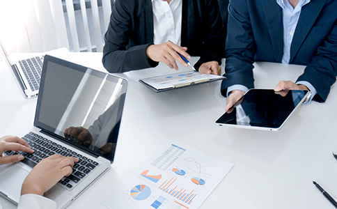 ?？诜止咀兏刂?></p><h3>一、?？诜止咀兏刂返谋尘芭c常見(jiàn)原因</h3><p>分公司地址變更的原因多樣，主要包括以下幾類(lèi)：</p><p>辦公場(chǎng)所搬遷：為了擴(kuò)大業(yè)務(wù)規(guī)模或改善辦公環(huán)境，企業(yè)分公司選擇新的辦公地點(diǎn)。</p><p>業(yè)務(wù)調(diào)整：根據(jù)市場(chǎng)布局或產(chǎn)業(yè)政策，調(diào)整分公司位置以便更好服務(wù)客戶(hù)。</p><p>租賃合同到期或變更：原辦公場(chǎng)所租賃期滿(mǎn)或合同變更導(dǎo)致地址需更新。</p><p>符合當(dāng)?shù)卣撸汉？诘胤秸畬?duì)企業(yè)地址有新規(guī)定，需依法及時(shí)備案。</p><p>無(wú)論原因如何，合法合規(guī)完成工商變更是保障分公司正常運(yùn)營(yíng)的關(guān)鍵步驟。</p><h3>二、海口分公司地址變更的具體流程</h3><p>在?？冢止咀兏刂芬话阕裱韵铝鞒蹋?/p><p>1. 準(zhǔn)備變更材料：根據(jù)工商局要求準(zhǔn)備完整的申請(qǐng)文件和證明材料。</p><p>2. 填寫(xiě)變更申請(qǐng)表：通常由法定代表人或授權(quán)人填寫(xiě)《企業(yè)住所(經(jīng)營(yíng)場(chǎng)所)變更登記申請(qǐng)書(shū)》。</p><p>3. 提交材料到海口工商局：可選擇現(xiàn)場(chǎng)窗口或通過(guò)網(wǎng)上政務(wù)服務(wù)平臺(tái)提交。</p><p>4. 材料審核：工商局審核材料的合法性和完整性，可能會(huì)要求補(bǔ)充資料。</p><p>5. 領(lǐng)取新的營(yíng)業(yè)執(zhí)照副本：審核通過(guò)后，辦理新的營(yíng)業(yè)執(zhí)照副本，確認(rèn)地址變更生效。</p><p>6. 辦理稅務(wù)及銀行等后續(xù)變更：完成工商變更后，及時(shí)辦理稅務(wù)登記地址變更和銀行賬戶(hù)地址更新。<br><img src=