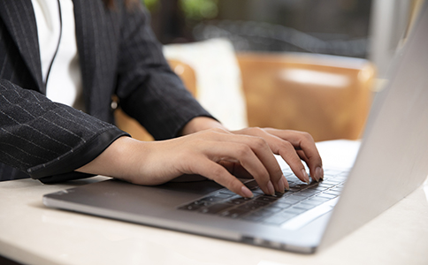 什么是?？诙悇蘸诿麊?></p><h3>什么是海口稅務黑名單?</h3><p>“?？诙悇蘸诿麊巍笔侵付悇諜C關依據(jù)相關法律法規(guī)，對未按規(guī)定履行納稅義務、存在偷逃稅、虛開發(fā)票、長期欠稅或未依法申報的企業(yè)和個人，予以列入的重點監(jiān)管名單。這份黑名單不僅是稅務部門風險管控的重要手段，也對企業(yè)的信用、融資等方面產生重要影響。</p><h3>海口稅務黑名單的列入標準</h3><p>?？诙悇站忠罁?jù)國家稅務總局和海南省稅務局的政策規(guī)定，將以下行為的企業(yè)納入黑名單：</p><p>- 長期未申報納稅或漏報漏繳稅款</p><p>- 虛開發(fā)票、騙取出口退稅</p><p>- 偽造、變造稅務資料，逃避稅款</p><p>- 多次違反稅法規(guī)定，未按要求整改</p><p>- 稅務機關依法查處的其他嚴重違法行為</p><p>這些標準確保稅務黑名單能有效識別高風險企業(yè)，維護稅務秩序。</p><h3>被列入?？诙悇蘸诿麊蔚暮蠊?/h3><p>一旦企業(yè)被列入海口稅務黑名單，企業(yè)將面臨諸多不利影響：</p><p>- 銀行貸款難度增加：銀行通常會查詢企業(yè)信用，稅務黑名單上的企業(yè)融資渠道受限。</p><p>- 招投標資格受限：許多政府和大型企業(yè)招標要求企業(yè)無稅務不良記錄，黑名單企業(yè)將失去參與資格。</p><p>- 稅務稽查頻率提高：稅務機關會加強對黑名單企業(yè)的檢查和監(jiān)督，增加企業(yè)經營風險。</p><p>- 社會信譽受損：企業(yè)信用受損，合作伙伴和客戶可能產生信任危機。</p><p>- 其他政府部門限制：如工商注冊限制、政府補貼申請受阻等。</p><p>因此，企業(yè)務必高度重視稅務合規(guī)，避免進入黑名單。<br><img src=