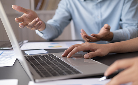 ?？诒０补咀运璨牧?></p><h3>三、?？诒０补咀运璨牧锨鍐?/h3><p>在準(zhǔn)備注冊材料時，以下清單可供參考，確保材料齊全，避免多次補交：</p><p>- 公司名稱預(yù)先核準(zhǔn)通知書</p><p>- 公司章程(含股東及出資比例)</p><p>- 法人及股東身份證復(fù)印件</p><p>- 注冊資本驗資證明(或銀行資信證明)</p><p>- 辦公場所產(chǎn)權(quán)證或租賃合同</p><p>- 經(jīng)營場所的消防安全合格證明</p><p>- 主要管理人員及保安人員資格證書復(fù)印件</p><p>- 保安服務(wù)方案及管理制度說明</p><p>- 申請表及其他相關(guān)表格</p><h3>四、?？诒０补咀猿Ｒ妴栴}及注意事項</h3><p>- 注冊資本實繳比例：目前部分地區(qū)允許注冊資本認(rèn)繳制，但部分公安部門要求保安公司注冊資本需實繳到位，建議提前確認(rèn)當(dāng)?shù)刈钚抡摺?/p><p>- 人員資質(zhì)審核：保安員資格證書辦理周期較長，建議提前準(zhǔn)備，避免因人員資質(zhì)影響注冊進度。</p><p>- 辦公場所合規(guī)：辦公場所必須符合消防和安全標(biāo)準(zhǔn)，避免審核不通過導(dǎo)致注冊延誤。</p><p>- 政策更新關(guān)注：海口及海南省對保安行業(yè)的政策可能有調(diào)整，注冊前應(yīng)多關(guān)注最新政策，確保合規(guī)。</p><h3>五、?？诒０补咀酝瓿珊蟮暮罄m(xù)管理建議</h3><p>?？诒０补咀猿晒螅ㄗh做好以下管理工作：</p><p>- 定期更新人員資質(zhì)，保持合規(guī)運營。</p><p>- 建立完善的安全管理和應(yīng)急預(yù)案。</p><p>- 按時完成稅務(wù)申報及財務(wù)記賬。</p><p>- 積極維護客戶關(guān)系，提升服務(wù)質(zhì)量。</p><p>- 關(guān)注行業(yè)動態(tài)，適時調(diào)整經(jīng)營策略。</p><h3>總結(jié)</h3><p>?？谧员０补玖鞒屉m涉及多個環(huán)節(jié)，但只要掌握條件、準(zhǔn)備齊全材料、按步驟辦理，注冊成功并不難。本文詳細(xì)介紹了?？诒０补咀缘臈l件、流程、所需材料及注意事項，幫助創(chuàng)業(yè)者理清思路，順利開辦保安服務(wù)企業(yè)。如需了解更多關(guān)于?？谧员０补镜恼呓庾x、辦理細(xì)節(jié)或后續(xù)管理問題，歡迎隨時咨詢海口泓灼會計，我們將為您提供專業(yè)指導(dǎo)和一站式服務(wù)，助力您的事業(yè)穩(wěn)步發(fā)展。</p><div   id=