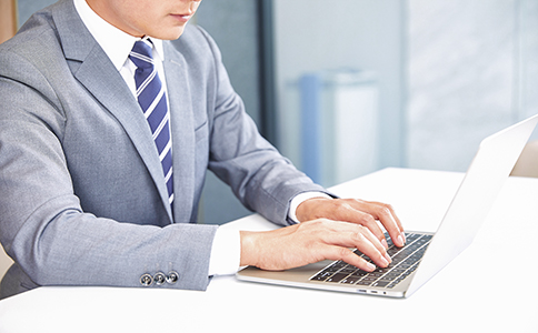 ?？谧孕∫?guī)模公司