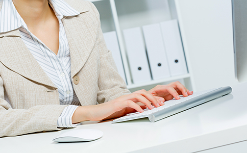 ?？谧怨玖鞒?></p><h3>一、海口注冊公司流程概述</h3><p>?？谧怨镜牧鞒炭梢苑譃閹讉€主要步驟，每一個環(huán)節(jié)都涉及一定的法律和行政程序，了解這些流程將有助于您順利完成公司注冊。</p><p>1. 名稱核準</p><p>在注冊公司之前，首先需要進行公司名稱的核準。海口的企業(yè)名稱需要符合相關(guān)的規(guī)定，如不與已有的公司名稱重復(fù)、字數(shù)合適且不含有法律禁止使用的詞匯。建議在開始之前先進行名稱預(yù)先核準，以避免因名稱問題而耽誤整個注冊過程。</p><p>2. 提交材料</p><p>在名稱核準后，創(chuàng)業(yè)者需要提交一系列的注冊材料，包括法人身份證明、股東身份證明、租賃合同等。如果是外資企業(yè)，還需要提供額外的資質(zhì)證明。所有的材料都需要齊全并符合要求，才能順利提交。</p><p>3. 辦理營業(yè)執(zhí)照</p><p>完成名稱核準并提交相關(guān)材料后，接下來的步驟就是辦理營業(yè)執(zhí)照。海口的工商局會對申請材料進行審核，審核通過后就可以領(lǐng)取營業(yè)執(zhí)照。這個過程通常需要約10到15個工作日，具體時間依申請的復(fù)雜程度和材料的完整性而有所不同。</p><p>4. 刻制公司公章</p><p>拿到營業(yè)執(zhí)照后，公司需要刻制公章、財務(wù)章等必要的印章。公章在公司運營過程中有著重要作用，因此需要在認證的印章公司進行刻制。</p><p>5. 銀行開戶</p><p>公司完成注冊并取得營業(yè)執(zhí)照后，接下來就是開設(shè)公司銀行賬戶。銀行賬戶是公司進行資金結(jié)算、接收款項和進行其他財務(wù)活動的必要工具。開設(shè)銀行賬戶時，創(chuàng)業(yè)者需要提供營業(yè)執(zhí)照、法人身份證等相關(guān)材料。</p><p>6. 稅務(wù)登記</p><p>完成銀行開戶后，還需要進行稅務(wù)登記。稅務(wù)登記是企業(yè)在稅務(wù)機關(guān)進行備案的過程，稅務(wù)登記后，企業(yè)才能依法納稅，并享受各種稅務(wù)優(yōu)惠政策。<br><img src=