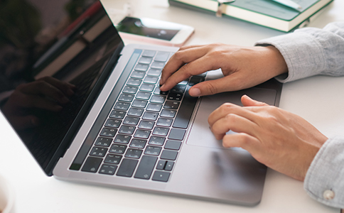 ?？诒嵐咀运璨牧?></p><h3>三、?？诒嵐咀运璨牧?/h3><p>注冊保潔公司時，材料準備是否齊全直接影響審批速度。常用材料包括：</p><p>1. 股東及法人身份證明</p><p>原件及復印件均需提供，確保信息真實有效。</p><p>2. 公司章程</p><p>明確公司股權結構、出資方式、經營范圍及管理制度?？勺孕衅鸩莼騾⒖紭藴誓０?。</p><p>3. 注冊地址證明</p><p>提供租賃合同或房產證復印件，并確保地址符合工商注冊規(guī)定。</p><p>4. 注冊申請表</p><p>填寫公司基本信息、股東信息及經營范圍等。</p><p>5. 其他材料</p><p>根據(jù)工商局要求，可能需提供股東出資證明、公司承諾書等。</p><h3>四、?？诒嵐咀再M用與時間</h3><p>注冊保潔公司的費用主要包括以下幾個方面：</p><p>1. 工商注冊費用</p><p>一般工商注冊費用較低，包括名稱核準費、執(zhí)照工本費等，總體在幾百元左右。</p><p>2. 刻章費用</p><p>刻制公章、財務章、法人章等，一般200-500元不等。</p><p>3. 銀行開戶及其他費用</p><p>銀行開戶可能涉及一定的手續(xù)費，同時部分業(yè)務可能需支付會計代理費用。</p><p>4. 注冊時間</p><p>從公司名稱核準到領取營業(yè)執(zhí)照，一般需要5-10個工作日;如果材料齊全且流程順利，可在一周左右完成注冊。</p><h3>五、?？诒嵐咀猿Ｒ妴栴}及解決方法</h3><p>在注冊過程中，創(chuàng)業(yè)者可能會遇到一些問題：</p><p>1. 公司名稱被駁回</p><p>原因可能是名稱重復或不符合規(guī)定。建議準備多個備用名稱，及時修改再提交核準。</p><p>2. 材料不全</p><p>材料不齊全會導致審批延誤。提前核對工商局要求的材料清單，確保完整提交。</p><p>3. 注冊地址問題</p><p>部分注冊地址不符合注冊要求，如住宅不允許登記為營業(yè)地址。可選擇合法商用房或通過代辦公司解決。</p><p>4. 稅務選擇不當</p><p>選擇小規(guī)?；蛞话慵{稅人需結合公司業(yè)務規(guī)模和稅負情況，如不確定，可咨詢專業(yè)會計機構。</p><h3>六、總結</h3><p>總的來說，?？诒嵐咀圆⒉粡碗s，但涉及條件、流程、材料及費用等多個環(huán)節(jié)。創(chuàng)業(yè)者需提前了解注冊條件，準備齊全材料，遵循工商注冊流程，以確保順利領取營業(yè)執(zhí)照。</p><p>在注冊過程中，如果對流程不熟悉或擔心材料準備不充分，可以選擇專業(yè)機構代辦，以節(jié)省時間和精力。?？阢茣嫇碛胸S富的注冊經驗，能夠為創(chuàng)業(yè)者提供全程指導，從注冊、刻章、銀行開戶到稅務登記，全程幫您解決疑難問題，確保公司順利成立并開始經營。</p><p>創(chuàng)業(yè)者在海口注冊保潔公司時，充分了解流程、費用和注意事項，是邁向成功的重要一步。及時咨詢專業(yè)機構，不僅能節(jié)省時間，還能避免不必要的麻煩，讓創(chuàng)業(yè)之路更加順利。</p><div   id=