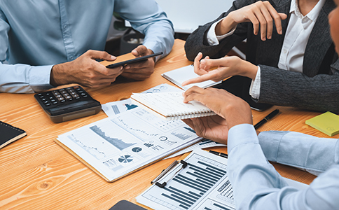 ?？诓惋嫻咀粤鞒淘斀?></p><h3>海口餐飲公司注冊流程詳解</h3><p>注冊一家餐飲公司，不僅涉及工商注冊，還包括餐飲行業(yè)特有的審批環(huán)節(jié)。以下是詳細(xì)的“海口餐飲公司注冊流程”分解：</p><p>1. 核準(zhǔn)公司名稱</p><p>在?？谑惺袌霰O(jiān)督管理局進(jìn)行企業(yè)名稱預(yù)先核準(zhǔn)，需準(zhǔn)備3-5個備選名稱，避免重名或不符合規(guī)范。</p><p>2. 確定公司類型和經(jīng)營范圍</p><p>餐飲公司多為有限責(zé)任公司，經(jīng)營范圍必須包含“餐飲服務(wù)”相關(guān)內(nèi)容。</p><p>3. 提交注冊申請材料</p><p>通過海南省政務(wù)服務(wù)網(wǎng)或市場監(jiān)督管理局窗口提交材料，包括公司章程、股東信息、注冊地址證明等。</p><p>4. 領(lǐng)取營業(yè)執(zhí)照</p><p>審核通過后，工商部門會核發(fā)營業(yè)執(zhí)照，這標(biāo)志著企業(yè)主體正式成立。</p><p>5. 刻制公章</p><p>含公章、財務(wù)章、法人章、發(fā)票章，后續(xù)稅務(wù)和銀行辦理時均需使用。</p><p>6. 開設(shè)銀行基本賬戶</p><p>以公司名義開設(shè)對公賬戶，作為經(jīng)營收支的合法通道。</p><p>7. 辦理稅務(wù)登記</p><p>到稅務(wù)機(jī)關(guān)進(jìn)行稅務(wù)報到，確定納稅人身份(小規(guī)?；蛞话慵{稅人)。</p><p>8. 申請餐飲行業(yè)許可</p><p>餐飲企業(yè)需取得《食品經(jīng)營許可證》，涉及場地衛(wèi)生、消防安全等檢查。</p><p>通過以上八個步驟，“?？诓惋嫻咀粤鞒獭辈拍芡暾]環(huán)，確保公司能夠合法合規(guī)運(yùn)營。</p><h3>?？诓惋嫻咀运璨牧?/h3><p>要想順利完成注冊，提前準(zhǔn)備好相關(guān)材料至關(guān)重要。常見的材料包括：</p><p>- 公司名稱預(yù)先核準(zhǔn)通知書;</p><p>- 公司章程(股東簽字);</p><p>- 法人及股東身份證明;</p><p>- 經(jīng)營場所使用證明(租賃合同或產(chǎn)權(quán)證復(fù)印件);</p><p>- 任職文件(法定代表人、董事、監(jiān)事任命書);</p><p>- 注冊資本認(rèn)繳承諾書;</p><p>- 食品經(jīng)營許可證申請表及相關(guān)衛(wèi)生檢測報告。</p><p>這些材料不僅是“?？诓惋嫻咀粤鞒獭钡年P(guān)鍵環(huán)節(jié)，也是后續(xù)審批能否通過的核心。<br><img src=