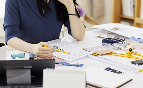 ?？诠敬碜粤鞒?></p><h3>一、?？诠敬碜粤鞒毯喗?/h3><p>?？谧鳛楹Ｄ献再Q(mào)港的核心城市，政策開放、營商環(huán)境優(yōu)越，是創(chuàng)業(yè)投資的熱門區(qū)域。了解清楚?？诠敬碜粤鞒?，不僅能節(jié)省時間和精力，還能避免因資料錯誤或步驟不當導(dǎo)致的退回或延誤。</p><p>一般來說，企業(yè)主委托代理公司注冊時，只需要提供基本材料，代理機構(gòu)會全程協(xié)助辦理，包括核名、提交注冊申請、領(lǐng)取營業(yè)執(zhí)照、刻章備案、銀行開戶等環(huán)節(jié)，實現(xiàn)全流程代辦。相比自行操作，代理注冊更專業(yè)高效，能確保公司順利落地。</p><h3>二、?？诠敬碜粤鞒痰木唧w步驟</h3><p>為了幫助創(chuàng)業(yè)者更好理解，以下是詳細的海口公司代理注冊流程步驟說明：</p><p>1. 企業(yè)名稱核準</p><p>提前準備3至5個公司名稱，按照“海口市+字號+行業(yè)+有限公司”格式提交核名申請。代理公司會通過企業(yè)登記系統(tǒng)進行初審，確保名稱符合法規(guī)、不重復(fù)。</p><p>2. 準備注冊資料</p><p>包括公司章程、股東身份證明、注冊地址證明、經(jīng)營范圍、出資比例等。代理機構(gòu)通常提供標準模板，創(chuàng)業(yè)者只需核實和簽字確認即可。</p><p>3. 提交工商注冊申請</p><p>核名通過后，代理機構(gòu)會將全部資料提交至?？谑惺袌霰O(jiān)督管理局進行工商注冊。若材料齊全，審批一般在3個工作日左右完成。</p><p>4. 領(lǐng)取營業(yè)執(zhí)照與刻章備案</p><p>注冊成功后，可領(lǐng)取營業(yè)執(zhí)照原件及電子營業(yè)執(zhí)照。隨后由公安部門備案并刻制公司公章、財務(wù)章、法人章等。</p><p>5. 銀行開戶與稅務(wù)登記</p><p>辦理公司對公賬戶，完成稅務(wù)信息采集。部分代理公司可協(xié)助在線預(yù)約開戶，節(jié)省時間。完成后，公司即可正常開展經(jīng)營活動。</p><h3>三、選擇海口代理機構(gòu)的優(yōu)勢</h3><p>如今，越來越多創(chuàng)業(yè)者傾向于找專業(yè)的代理公司辦理。究其原因，選擇代理不僅省心，更能有效避免流程錯誤。以下是通過代理完成?？诠敬碜粤鞒痰闹饕獌?yōu)勢：</p><p>1. 節(jié)省時間與精力</p><p>全流程代辦，無需創(chuàng)業(yè)者多次跑工商部門或銀行，一般3-5個工作日即可出證。</p><p>2. 資料審核更嚴謹</p><p>代理公司熟悉工商要求，能提前幫客戶檢查資料，降低被退回風(fēng)險。</p><p>3. 政策信息更全面</p><p>?？诒镜卣吒骂l繁，代理公司熟悉最新扶持政策、注冊補貼、行業(yè)準入要求等，能為創(chuàng)業(yè)者提供更精準建議。</p><p>4. 后續(xù)服務(wù)更完善</p><p>包括代理記賬、變更、注銷、商標注冊等延伸服務(wù)，形成“一站式企業(yè)服務(wù)體系”。<br><img src=