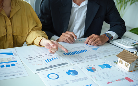 ?？谧?cè)?？诜止镜谋匾?></p><h3>?？谧?cè)?？诜止镜谋匾?/h3><p>隨著海南營(yíng)商環(huán)境的持續(xù)優(yōu)化，?？谧鳛樽再Q(mào)港的核心城市，擁有完善的工商體系和優(yōu)惠政策。在?？谧?cè)?？诜止?，不僅能降低運(yùn)營(yíng)成本，還可享受當(dāng)?shù)氐耐顿Y扶持政策。例如，在進(jìn)出口貿(mào)易、文旅、跨境電商等領(lǐng)域，海口政府提供了簡(jiǎn)化審批、稅費(fèi)減免、人才落戶(hù)等多項(xiàng)便利措施。</p><p>對(duì)于總部設(shè)在外地的企業(yè)而言，?？谧?cè)?？诜止灸軌蚩焖偻卣购Ｄ鲜袌?chǎng)，實(shí)現(xiàn)本地化經(jīng)營(yíng)，提升品牌影響力，同時(shí)也方便參與海南區(qū)域項(xiàng)目招投標(biāo)和業(yè)務(wù)對(duì)接。</p><h3>海口注冊(cè)?？诜止镜臈l件與材料</h3><p>要順利完成?？谧?cè)海口分公司，企業(yè)需滿(mǎn)足以下條件并準(zhǔn)備好相關(guān)材料。</p><p>1. 母公司合法存續(xù)：母公司必須已依法注冊(cè)，并持有有效的營(yíng)業(yè)執(zhí)照。</p><p>2. 經(jīng)營(yíng)范圍明確：?？诜止镜慕?jīng)營(yíng)范圍需與母公司一致，不可超出母公司核準(zhǔn)范圍。</p><p>3. 負(fù)責(zé)人任命文件：需提供母公司出具的分公司負(fù)責(zé)人任命書(shū)。</p><p>4. 辦公地址合法有效：海口注冊(cè)?？诜止拘枰峁┱鎸?shí)可用的辦公地址，地址可為商務(wù)秘書(shū)地址或?qū)嶋H辦公場(chǎng)所。</p><p>5. 所需材料清單：</p><p>- 母公司營(yíng)業(yè)執(zhí)照復(fù)印件(加蓋公章);</p><p>- 分公司負(fù)責(zé)人身份證明;</p><p>- 經(jīng)營(yíng)場(chǎng)所使用證明(租賃合同或產(chǎn)權(quán)證);</p><p>- 母公司章程復(fù)印件;</p><p>- 授權(quán)委托書(shū);</p><p>- 申請(qǐng)登記表。</p><p>這些材料齊備后，即可進(jìn)入工商設(shè)立流程。</p><h3>?？谧?cè)?？诜止镜牧鞒滩襟E</h3><p>“?？谧?cè)?？诜止尽钡恼w流程較為簡(jiǎn)化，大致分為以下幾個(gè)階段：</p><p>1. 名稱(chēng)核準(zhǔn)：首先在?？谑袌?chǎng)監(jiān)督管理局系統(tǒng)提交分公司名稱(chēng)申請(qǐng)，一般命名格式為“××公司?？诜止尽薄?/p><p>2. 資料提交：名稱(chēng)核準(zhǔn)通過(guò)后，需上傳母公司相關(guān)證照及負(fù)責(zé)人、地址等資料。</p><p>3. 工商登記：資料審核無(wú)誤后，工商局將核發(fā)分公司營(yíng)業(yè)執(zhí)照。</p><p>4. 刻章備案：領(lǐng)取執(zhí)照后需刻制公章、財(cái)務(wù)章、合同章等，并完成公安備案。</p><p>5. 銀行開(kāi)戶(hù)：到銀行開(kāi)立分公司基本賬戶(hù)，用于日常資金往來(lái)。</p><p>6. 稅務(wù)備案與申報(bào)：最后在?？诙悇?wù)部門(mén)完成稅務(wù)登記備案，確保后續(xù)經(jīng)營(yíng)合規(guī)。</p><p>整個(gè)流程通常在3–7個(gè)工作日內(nèi)可完成，如選擇專(zhuān)業(yè)代辦機(jī)構(gòu)，如?？阢茣?huì)計(jì)，全程線(xiàn)上辦理，無(wú)需法人親自到場(chǎng)。<br><img src=