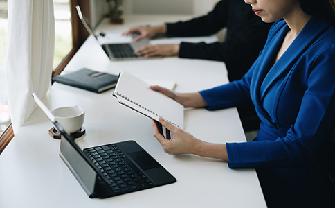 ?？谧怨镜牧鞒?></p><h3>一、?？谧怨镜牧鞒谈攀?/h3><p>在?？谧怨局饕譃榱鶄€步驟：公司核名、準(zhǔn)備資料、網(wǎng)上申報、工商審核、領(lǐng)取營業(yè)執(zhí)照、刻章備案。整個流程可通過海南政務(wù)服務(wù)平臺全程線上辦理，無需頻繁跑動，效率非常高。</p><p>1. 公司名稱預(yù)先核準(zhǔn)</p><p>注冊前，您需要為公司準(zhǔn)備3-5個備選名稱。?？谑袌霰O(jiān)督管理局實行全市統(tǒng)一核名制度，建議名稱結(jié)構(gòu)為“地區(qū)+字號+行業(yè)+有限公司”。例如“?？阢粕虅?wù)服務(wù)有限公司”。通過海南企業(yè)登記系統(tǒng)進(jìn)行核名，一般1-2個工作日即可完成。</p><p>2. 確定注冊信息與股東結(jié)構(gòu)</p><p>包括法定代表人、股東、監(jiān)事、注冊資本、經(jīng)營范圍等內(nèi)容。海口注冊公司可實行認(rèn)繳制，資本無須一次性實繳到位。創(chuàng)業(yè)者可根據(jù)業(yè)務(wù)計劃靈活設(shè)定。</p><p>3. 準(zhǔn)備注冊資料</p><p>注冊公司需準(zhǔn)備的基本材料包括：</p><p>- 全體股東身份證復(fù)印件;</p><p>- 公司章程(系統(tǒng)自動生成);</p><p>- 法人、監(jiān)事簽字確認(rèn)文件;</p><p>- 注冊地址證明(可為合規(guī)的商務(wù)秘書地址或自有辦公場所)。</p><p>若使用虛擬地址注冊，需確保地址符合工商備案要求，可咨詢專業(yè)代辦機構(gòu)審核。</p><p>4. 提交工商注冊申請</p><p>登錄海南省市場監(jiān)督管理局“一網(wǎng)通辦”平臺，填寫公司信息、上傳材料并提交審核。審核通過后會生成電子營業(yè)執(zhí)照。若資料齊全，一般2-3個工作日即可出證。</p><p>5. 領(lǐng)取營業(yè)執(zhí)照與刻章備案</p><p>工商審核通過后，可通過線上領(lǐng)取電子執(zhí)照，或前往政務(wù)中心領(lǐng)取紙質(zhì)執(zhí)照。隨后需刻制公司印章，包括公章、財務(wù)章、法人章、發(fā)票章等。?？趯嵭小岸嗾潞弦弧眰浒钢贫?，公安機關(guān)統(tǒng)一備案刻章，通常1天可完成。</p><p>6. 銀行開戶與稅務(wù)登記</p><p>公司執(zhí)照辦好后，應(yīng)及時開立基本銀行賬戶，并到稅務(wù)部門辦理稅務(wù)信息登記與申報。?？诓糠帚y行可在線預(yù)約開戶，建議選擇信譽好、企業(yè)業(yè)務(wù)服務(wù)完善的銀行。完成稅務(wù)報道后，企業(yè)即可正常經(jīng)營與開發(fā)票。</p><h3>二、?？谧怨镜牧鞒虝r間與費用參考</h3><p>正常情況下，?？谧怨镜牧鞒趟钑r間約為3–5個工作日。若資料不齊或地址不合規(guī)，可能延長審批周期。費用方面，若自行辦理，僅需支付刻章與銀行開戶費用;若選擇代辦機構(gòu)，全程費用通常在1000–2000元之間，包含核名、材料準(zhǔn)備、代提交、刻章及執(zhí)照郵寄等服務(wù)。<br><img src=