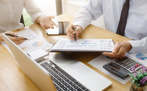 ?？诠旧暾堊粤鞒痰淖⒁馐马?></p><h3>?？诠旧暾堊粤鞒痰淖⒁馐马?/h3><p>在辦理?？诠旧暾堊粤鞒痰倪^程中，有幾個關鍵注意點需要創(chuàng)業(yè)者提前了解。</p><p>首先是注冊資本填寫要合理。?？诠緦嵭姓J繳制，但注冊資本過高容易影響后續(xù)信用風險評估，過低則可能不符合行業(yè)特性或商務合作方要求。因此注冊資本需根據(jù)企業(yè)規(guī)模、行業(yè)情況進行合理設定。</p><p>其次是經(jīng)營范圍必須規(guī)范且符合行業(yè)實際需求。部分創(chuàng)業(yè)者為了擴大業(yè)務范圍而隨意添加經(jīng)營項目，卻忽略某些項目可能涉及資質(zhì)審批或許可證，可能導致后續(xù)經(jīng)營困難。最好結合?？诋?shù)氐男袠I(yè)政策填寫適合的經(jīng)營范圍。</p><p>第三是注冊地址的規(guī)范性非常關鍵。無論是集群地址還是寫字樓地址，都需要提供相關使用證明材料，且不得一址多證(除集群地址外)。地址異?？赡軐е鹿ど恬g回或經(jīng)營異常。</p><p>第四是提交材料必須保持一致性。如股東身份證號、地址、股份占比、章程內(nèi)容必須一致，一旦出現(xiàn)同一資料前后不一致，系統(tǒng)可能無法審核通過。</p><p>第五是注意?？谡叩淖兓?。隨著海南自貿(mào)港建設推進，工商政策可能根據(jù)實際情況調(diào)整，如經(jīng)營行業(yè)分類、審批時效、材料要求等。因此在辦理前建議了解最新政策。</p><h3>總結</h3><p>綜上所述，完整掌握一整套?？诠旧暾堊粤鞒蹋軌驇椭髽I(yè)快速、高效地完成工商注冊，從名稱核準到材料提交再到領取營業(yè)執(zhí)照，每一個環(huán)節(jié)都需要按規(guī)范執(zhí)行。正確的經(jīng)營范圍填寫、合理的注冊資本設置、規(guī)范的注冊地址材料，都會影響企業(yè)注冊的審批速度和后續(xù)經(jīng)營合規(guī)性。</p><p>如果你計劃在?？趧?chuàng)業(yè)，熟悉流程是降低成本、提高效率的第一步。為了確保注冊過程順利進行，避免因資料不齊或理解偏差導致的多次駁回，建議在辦理前了解最新政策或?qū)で髮I(yè)指導。如需進一步了解海口工商注冊、代理服務、注冊地址、材料要求等內(nèi)容，推薦隨時咨詢?？阢茣?，為你的創(chuàng)業(yè)之路提供更專業(yè)、全面的辦理支持。</p><div   id=