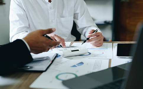 ?？谧砸蝗斯玖鞒?></p><h3>詳細介紹海口注冊一人公司流程</h3><p>第一步：公司名稱核準</p><p>在正式辦理前，需要準備2–3個公司名稱進行核名。名稱通常由“海口 + 字號 + 行業(yè) + 有限公司”組成。核名通過后，才能進入下一步，這是?？谧砸蝗斯玖鞒讨械钠瘘c。</p><p>第二步：確定公司基本信息</p><p>包括注冊資本、經營范圍、注冊地址、法定代表人等。一人公司多采用認繳制，但仍需合理設定注冊資本數額。經營范圍建議結合實際業(yè)務填寫，避免過寬或過窄。</p><p>第三步：準備并提交注冊材料</p><p>在?？谧砸蝗斯玖鞒讨?，材料提交是核心環(huán)節(jié)，需一次性準備齊全，在線或線下提交至相關部門。</p><p>第四步：領取營業(yè)執(zhí)照</p><p>材料審核通過后，即可領取營業(yè)執(zhí)照正、副本，標志著公司主體正式成立。</p><p>第五步：刻制印章</p><p>包括公章、財務章、法人章等?？陶峦瓿珊螅静啪邆鋵ν忾_展業(yè)務和簽署合同的基礎條件。</p><p>第六步：銀行開戶與稅務登記</p><p>完成銀行基本賬戶開戶，并進行稅務報到、稅種核定。這一步直接關系到后續(xù)做賬報稅，是?？谧砸蝗斯玖鞒讨胁豢珊鲆暤沫h(huán)節(jié)。<br><img src=