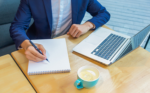 注冊(cè)?？谟邢薰?></p><h3>注冊(cè)?？谟邢薰拘枰獪?zhǔn)備哪些材料</h3><p>在實(shí)際操作中，材料準(zhǔn)備是否齊全，直接影響注冊(cè)進(jìn)度。通常注冊(cè)海口有限公司需要準(zhǔn)備以下資料：</p><p>一是公司名稱預(yù)先核準(zhǔn)信息;</p><p>二是法人及股東身份證明材料;</p><p>三是公司章程;</p><p>四是注冊(cè)地址證明材料;</p><p>五是經(jīng)營(yíng)范圍說明文件。</p><p>需要注意的是，不同企業(yè)類型、不同經(jīng)營(yíng)范圍，對(duì)材料細(xì)節(jié)的要求存在差異。如果材料準(zhǔn)備不規(guī)范，很可能在審核環(huán)節(jié)被退回，延長(zhǎng)注冊(cè)周期。</p><h3>注冊(cè)?？谟邢薰镜馁M(fèi)用情況說明</h3><p>關(guān)于“如何注冊(cè)海口有限公司”，費(fèi)用問題也是創(chuàng)業(yè)者普遍關(guān)注的重點(diǎn)。整體來看，費(fèi)用主要分為兩類：</p><p>第一類為必要行政成本，如印章刻制、銀行開戶相關(guān)費(fèi)用等，金額相對(duì)透明。</p><p>第二類為服務(wù)成本，如選擇專業(yè)代辦機(jī)構(gòu)協(xié)助注冊(cè)，費(fèi)用會(huì)根據(jù)服務(wù)內(nèi)容、注冊(cè)難度有所不同。</p><p>相比自行摸索流程，合理的服務(wù)成本往往能換來更高的效率和更低的合規(guī)風(fēng)險(xiǎn)，尤其適合首次創(chuàng)業(yè)者或時(shí)間成本較高的企業(yè)負(fù)責(zé)人。</p><h3>為什么選擇專業(yè)機(jī)構(gòu)協(xié)助注冊(cè)?？谟邢薰?/h3><p>從實(shí)務(wù)經(jīng)驗(yàn)來看，很多創(chuàng)業(yè)者在研究如何注冊(cè)?？谟邢薰緯r(shí)，往往低估了流程細(xì)節(jié)的復(fù)雜性。選擇專業(yè)機(jī)構(gòu)協(xié)助，通常具備以下優(yōu)勢(shì)：</p><p>一是熟悉?？诒镜毓ど陶吲c審核口徑，能有效提高通過率;</p><p>二是全流程代辦，節(jié)省大量時(shí)間與溝通成本;</p><p>三是提前規(guī)避潛在合規(guī)風(fēng)險(xiǎn)，避免后期反復(fù)調(diào)整;</p><p>四是注冊(cè)完成后，可銜接后續(xù)財(cái)務(wù)、合規(guī)服務(wù)，更利于企業(yè)長(zhǎng)期發(fā)展。</p><p>對(duì)于追求效率與穩(wěn)定性的企業(yè)而言，專業(yè)協(xié)助往往是更穩(wěn)妥的選擇。</p><h3>總結(jié)</h3><p>綜合來看，如何注冊(cè)?？谟邢薰静⒉皇菃我涣鞒虇栴}，而是涉及條件判斷、材料準(zhǔn)備、流程銜接與合規(guī)細(xì)節(jié)的系統(tǒng)工程。提前了解注冊(cè)條件、明確流程步驟、合理控制費(fèi)用，是順利完成注冊(cè)的關(guān)鍵。</p><p>如果你在注冊(cè)海口有限公司過程中，對(duì)流程、材料準(zhǔn)備或本地政策存在疑問，建議隨時(shí)咨詢?？阢茣?huì)計(jì)。依托本地化服務(wù)經(jīng)驗(yàn)，可為企業(yè)提供更高效、合規(guī)的一對(duì)一注冊(cè)指導(dǎo)，幫助你少走彎路，快速完成公司設(shè)立。</p><div   id=