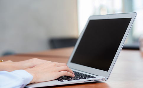 ?？诒０补咀?></p><h3>?？诒０补咀孕枰獫M足哪些基本條件</h3><p>在實(shí)際操作中，注冊海口保安公司前，需要先確認(rèn)是否符合行業(yè)設(shè)立條件。一般來說，主要體現(xiàn)在以下幾個(gè)方面。</p><p>首先是公司主體要求。保安公司通常以有限責(zé)任公司形式設(shè)立，需要依法確定股東、法定代表人和公司章程。注冊資本雖多為認(rèn)繳制，但數(shù)額設(shè)置應(yīng)結(jié)合行業(yè)屬性，避免過低影響審批判斷。</p><p>其次是人員與管理要求。保安公司不同于普通企業(yè)，對負(fù)責(zé)人及部分從業(yè)人員有明確規(guī)范，相關(guān)人員需要具備合法身份及相應(yīng)條件，這是?？诒０补咀詫徍酥械闹攸c(diǎn)之一。</p><p>再次是經(jīng)營場所要求。公司必須具備真實(shí)、合法、可核查的辦公地址，地址用途需符合工商和行業(yè)管理要求，否則容易在核查階段被否決。</p><h3>?？诒０补咀粤鞒淘敿?xì)解析</h3><p>很多創(chuàng)業(yè)者最關(guān)心的就是?？诒０补咀缘木唧w流程。整體來看，流程比普通公司多出行業(yè)審批環(huán)節(jié)，大致可分為以下步驟：</p><p>第一步，公司名稱核準(zhǔn)。名稱中一般需體現(xiàn)“保安服務(wù)”或相關(guān)行業(yè)特征，建議提前準(zhǔn)備多個(gè)備選名稱，提高通過率。</p><p>第二步，提交工商設(shè)立資料。包括公司章程、股東信息、注冊地址證明等，資料需規(guī)范、真實(shí)，避免因格式或內(nèi)容問題被退回。</p><p>第三步，申請行業(yè)相關(guān)審批。保安公司需通過相關(guān)主管部門審核，這是區(qū)別于普通公司的關(guān)鍵步驟，審核內(nèi)容通常包括公司條件、人員情況及管理制度等。</p><p>第四步，領(lǐng)取營業(yè)執(zhí)照。完成前述審核后，方可依法取得營業(yè)執(zhí)照，標(biāo)志著公司主體正式成立。</p><p>第五步，刻制印章并辦理后續(xù)事項(xiàng)。包括公章、財(cái)務(wù)章、法人章等，同時(shí)配合完成銀行開戶及稅務(wù)登記，確保公司具備正常運(yùn)營條件。</p><p>整體來看，只要準(zhǔn)備充分、資料合規(guī)，?？谧员０补静⒎遣豢煽?，但每一步都需要嚴(yán)謹(jǐn)對待。<br><img src=