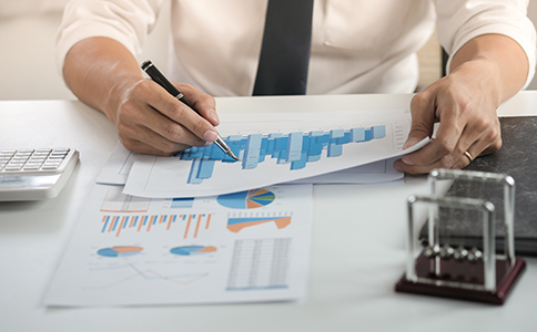  ?？诳萍脊咀粤鞒?></p><h3>?？诳萍脊咀粤鞒碳白⒁馐马?/h3><p>在滿足基本條件后，創(chuàng)業(yè)者還需了解清晰的辦理流程。通常，?？诳萍脊咀粤鞒贪ǎ汗竞嗣?、提交設(shè)立材料、領(lǐng)取營業(yè)執(zhí)照、刻制公章、銀行開戶以及稅務(wù)登記等步驟。</p><p>在實際操作中，?？诳萍脊咀詶l件往往體現(xiàn)在細(xì)節(jié)環(huán)節(jié)。例如，核名階段若未提前規(guī)劃行業(yè)用語，容易反復(fù)駁回;注冊地址材料不清晰，也可能導(dǎo)致審核延遲。此外，部分科技類經(jīng)營范圍涉及許可審批，如果前期判斷失誤，后期補(bǔ)辦手續(xù)會更加復(fù)雜。</p><p>特別需要注意的是，注冊完成并不代表可以“放著不管”?？萍脊境闪⒑螅枰匆?guī)定進(jìn)行記賬報稅、年度報告申報等合規(guī)事項，否則即使?jié)M足注冊條件，也可能因后續(xù)管理不規(guī)范而被列入異常名錄。</p><h3>為什么建議找專業(yè)機(jī)構(gòu)辦理?？诳萍脊咀?/h3><p>從實踐經(jīng)驗來看，雖然?？诳萍脊咀詶l件并不算苛刻，但對首次創(chuàng)業(yè)者而言，流程和政策理解成本較高。自行辦理容易因材料不規(guī)范、條件理解偏差而反復(fù)修改，整體耗時較長。</p><p>專業(yè)代辦機(jī)構(gòu)熟悉?？诋?dāng)?shù)毓ど桃?guī)則和科技公司注冊政策，能夠在前期就幫助創(chuàng)業(yè)者梳理注冊條件，合理設(shè)計公司名稱、注冊資本和經(jīng)營范圍，大幅提高一次性通過率。同時，還能將公司注冊與后續(xù)記賬報稅、財務(wù)合規(guī)進(jìn)行銜接，避免“注冊容易、經(jīng)營困難”的問題。</p><p>對于計劃長期在?？诎l(fā)展的科技企業(yè)來說，選擇專業(yè)機(jī)構(gòu)協(xié)助，不僅節(jié)省時間成本，也能有效降低合規(guī)風(fēng)險。</p><h3>總結(jié)</h3><p>綜合來看，?？诳萍脊咀詶l件主要集中在名稱規(guī)范、注冊資本設(shè)置、經(jīng)營范圍選擇、人員資格以及注冊地址合規(guī)性等方面。只要提前規(guī)劃、材料齊全，注冊流程本身并不復(fù)雜。但如果對政策理解不清，往往會在細(xì)節(jié)上反復(fù)踩坑。</p><p>如果你希望快速判斷自己是否符合?？诳萍脊咀詶l件，或想要更省心地完成注冊流程，建議在前期就咨詢專業(yè)人士。海口泓灼會計長期專注公司注冊與企業(yè)服務(wù)，熟悉海口科技公司注冊政策，可為你提供一對一注冊方案與全流程代辦支持，幫助你高效完成公司設(shè)立，安心開啟創(chuàng)業(yè)第一步。</p><div   id=