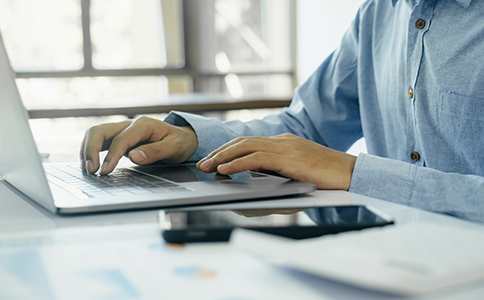 ?？诠咀缘哪募液?></p><h3>判斷海口公司注冊的哪家好，重點看哪些方面</h3><p>要判斷?？诠咀缘哪募液茫ㄗh從以下幾個核心維度進行考量。</p><p>首先是本地經(jīng)驗與政策熟悉度。?？诓煌瑓^(qū)域在注冊地址、行業(yè)適配等方面存在細節(jié)差異，熟悉本地實務(wù)的機構(gòu)，能在前期規(guī)劃階段就規(guī)避風(fēng)險。</p><p>其次是服務(wù)是否透明、流程是否清晰。正規(guī)的注冊服務(wù)，會在前期明確告知辦理步驟、所需材料及注意事項，避免后期反復(fù)加價。</p><p>再次是是否具備長期服務(wù)能力。公司注冊只是起點，后續(xù)還涉及稅務(wù)、變更等事項，選擇能長期服務(wù)的機構(gòu)更省心。</p><h3>?？诠咀猿Ｒ妿最惙?wù)機構(gòu)對比分析</h3><p>在實際咨詢中，提供?？诠咀苑?wù)的機構(gòu)大致可分為以下幾類。</p><p>低價代辦型機構(gòu)，往往以價格吸引客戶，但在注冊地址、經(jīng)營范圍規(guī)劃上較為簡單，后期容易出現(xiàn)補辦或調(diào)整。</p><p>非本地中介型機構(gòu)，雖然流程熟悉，但對?？诒镜卣呃斫獠蛔?，遇到問題需要多次溝通協(xié)調(diào)。</p><p>綜合財稅服務(wù)型機構(gòu)，通常具備注冊、稅務(wù)及后續(xù)服務(wù)能力，前期規(guī)劃更完整，整體穩(wěn)定性更高。</p><p>從長期經(jīng)營角度來看，后者更符合“穩(wěn)妥注冊”的實際需求。<br><img src=