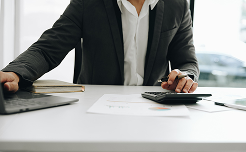 ?？谧钥萍脊镜幕玖鞒?></p><h3>?？谧钥萍脊镜幕玖鞒淘斀?/h3><p>從實際辦理經(jīng)驗來看，?？谧钥萍脊玖鞒滔鄬σ?guī)范，只要按步驟操作，一般都能順利完成。整體可分為以下幾個階段：</p><p>首先是公司名稱核準(zhǔn)。創(chuàng)業(yè)者需要提前準(zhǔn)備多個備選名稱，通過市場監(jiān)管系統(tǒng)進(jìn)行核名，名稱需符合科技公司行業(yè)特征，避免重復(fù)或違規(guī)。</p><p>其次是提交設(shè)立材料。核名通過后，需整理公司章程、股東信息、注冊地址證明等資料，在線提交設(shè)立申請。這一步是?？诳萍脊咀粤鞒讨械暮诵沫h(huán)節(jié)，材料是否規(guī)范會直接影響審核進(jìn)度。</p><p>然后是領(lǐng)取營業(yè)執(zhí)照。資料審核通過后，即可領(lǐng)取營業(yè)執(zhí)照正副本，標(biāo)志著公司主體正式成立。</p><p>最后是后續(xù)事項辦理，包括刻章備案、銀行開戶、稅務(wù)信息確認(rèn)等。這些雖不屬于嚴(yán)格意義上的工商登記流程，但同樣關(guān)系到公司能否正常經(jīng)營。</p><p>整體來看，熟悉流程后，?？谧钥萍脊玖鞒碳百M用的可控性較高，關(guān)鍵在于前期準(zhǔn)備是否充分。</p><h3>?？谧钥萍脊拘枰獪?zhǔn)備哪些材料</h3><p>在辦理過程中，材料準(zhǔn)備是否齊全，是影響效率的重要因素。一般情況下，?？谧钥萍脊拘枰獪?zhǔn)備以下幾類資料：</p><p>一是股東及法定代表人身份信息，包括身份證明及聯(lián)系方式，用于工商系統(tǒng)備案。</p><p>二是公司名稱及經(jīng)營范圍?？萍脊窘?jīng)營范圍建議結(jié)合實際業(yè)務(wù)規(guī)劃填寫，既要符合行業(yè)規(guī)范，也要為后期業(yè)務(wù)發(fā)展留有空間。</p><p>三是注冊地址相關(guān)材料。注冊地址需真實有效，不同類型地址在審核要求上存在差異，這一點往往也會影響?？诳萍脊咀再M用。</p><p>四是公司章程及出資信息。章程需明確股權(quán)結(jié)構(gòu)、出資比例及公司治理規(guī)則，是注冊過程中不可或缺的文件。</p><p>材料準(zhǔn)備越規(guī)范，?？诳萍脊咀粤鞒掏七M(jìn)就越順暢。<br><img src=