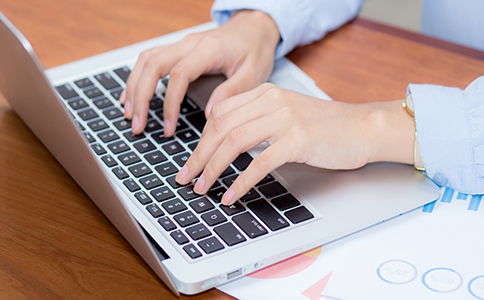 ?？谧怨舅璨牧嫌心男?></p><h3>海口注冊公司所需材料有哪些</h3><p>在實際辦理過程中，準備齊全的材料可以大幅提升效率。一般來說，海口注冊公司的流程和手續(xù)中常見材料包括：</p><p>公司法定代表人及股東的身份證明文件;公司名稱預(yù)先核準結(jié)果;公司章程;注冊地址相關(guān)證明材料;以及其他根據(jù)公司類型需要補充的資料。若為多股東公司，還需明確各股東的出資比例和方式。</p><p>需要注意的是，不同類型企業(yè)在材料細節(jié)上可能存在差異。提前了解清楚所需材料，是順利完成?？谧怨镜牧鞒毯褪掷m(xù)的重要保障。</p><h3>?？谧怨镜某Ｒ妴栴}與注意事項</h3><p>在實際操作中，許多創(chuàng)業(yè)者對?？谧怨镜牧鞒毯褪掷m(xù)存在誤區(qū)。例如，注冊資本并非越高越好，而是應(yīng)結(jié)合自身實際情況合理填寫;經(jīng)營范圍并非越多越好，過于寬泛反而可能影響后續(xù)管理。</p><p>此外，注冊地址的合規(guī)性也是關(guān)鍵問題之一。不符合要求的地址，可能會在審核階段被退回，影響注冊進度。因此，在辦理?？谧怨镜牧鞒毯褪掷m(xù)時，務(wù)必重視這些細節(jié)。</p><p>對于缺乏經(jīng)驗的創(chuàng)業(yè)者來說，流程不熟、政策理解不充分，往往會導致反復(fù)修改材料、延長辦理周期，這也是許多人選擇專業(yè)機構(gòu)協(xié)助辦理的重要原因。</p><h3>總結(jié)與咨詢建議</h3><p>綜合來看，海口注冊公司的流程和手續(xù)并不復(fù)雜，但涉及多個環(huán)節(jié)，每一步都需要規(guī)范操作。從名稱核準到執(zhí)照領(lǐng)取，再到后續(xù)配套手續(xù)，只要提前規(guī)劃、材料齊全，就能高效完成注冊。</p><p>如果你對?？谧怨镜牧鞒毯褪掷m(xù)仍有疑問，或希望節(jié)省時間、避免反復(fù)修改材料，建議隨時咨詢?？阢茣?。依托多年工商服務(wù)經(jīng)驗，?？阢茣嬁蔀槟闾峁淖宰稍兊铰涞剞k理的一站式支持，幫助你更安心、更高效地完成公司注冊。</p><div   id=