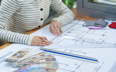 ?？诠镜刂纷兏鞒?></p><h3>?？诠镜刂纷兏鞒膛c注意事項(xiàng)詳解</h3><p>在?？谵k理公司地址變更，整體流程并不復(fù)雜，但每一步都有明確要求，必須按規(guī)范執(zhí)行。</p><p>首先，企業(yè)需要確認(rèn)變更類型。海口公司地址變更一般分為同區(qū)地址變更和跨區(qū)地址變更兩種，不同類型在材料審核和辦理時(shí)間上會(huì)存在差異。</p><p>其次，準(zhǔn)備相關(guān)變更材料。通常包括公司營(yíng)業(yè)執(zhí)照正副本、公司章程修正案、股東會(huì)或股東決定、法定代表人身份證明、新地址使用證明等。材料是否齊全、地址是否合規(guī)，直接決定審核能否順利通過。</p><p>然后，向市場(chǎng)監(jiān)督管理部門提交地址變更申請(qǐng)。工商審核通過后，企業(yè)可領(lǐng)取新的營(yíng)業(yè)執(zhí)照。需要注意的是，地址變更并非只完成工商環(huán)節(jié)，還需要同步處理稅務(wù)、銀行、公章備案等事項(xiàng)。</p><p>最后，完成相關(guān)信息同步。包括稅務(wù)系統(tǒng)、銀行賬戶、社保、公積金等信息更新，確保企業(yè)對(duì)外信息一致，避免后續(xù)經(jīng)營(yíng)風(fēng)險(xiǎn)。</p><h3>不同類型?？诠镜刂纷兏膮^(qū)別說明</h3><p>在實(shí)際操作中，很多企業(yè)對(duì)地址變更類型區(qū)分不清，容易走彎路。</p><p>同區(qū)地址變更指企業(yè)注冊(cè)地址仍在同一行政區(qū)內(nèi)變動(dòng)，通常流程相對(duì)簡(jiǎn)化，審核速度較快，對(duì)企業(yè)經(jīng)營(yíng)影響較小。</p><p>跨區(qū)地址變更則涉及稅務(wù)遷移問題，需先完成原稅務(wù)注銷，再在新轄區(qū)重新稅務(wù)登記，整體周期更長(zhǎng)，操作難度更高。這類情況下，提前規(guī)劃辦理時(shí)間尤為重要。</p><p>無論是哪種類型，企業(yè)都應(yīng)嚴(yán)格按照?？诠镜刂纷兏鞒膛c注意事項(xiàng)操作，避免因遺漏步驟導(dǎo)致反復(fù)補(bǔ)材料。<br><img src=