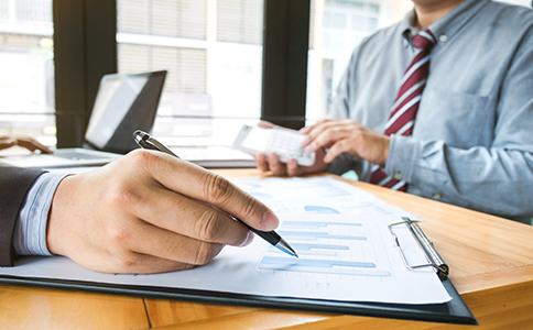 ?？诰惩夤咀粤鞒?></p><h3>詳細(xì)介紹?？诰惩夤咀粤鞒?/h3><p>從整體來看，?？诰惩夤咀粤鞒滩⒎呛唵翁峤徊牧霞纯赏瓿?，而是需要結(jié)合企業(yè)業(yè)務(wù)模式、股東結(jié)構(gòu)以及合規(guī)要求進(jìn)行系統(tǒng)規(guī)劃，主要可分為以下幾個階段：</p><p>首先是前期規(guī)劃階段。企業(yè)需明確擬設(shè)立的境外公司類型、注冊地以及經(jīng)營方向，同時評估是否與國內(nèi)主體形成關(guān)聯(lián)結(jié)構(gòu)。這一步直接影響后續(xù)注冊方案的制定。</p><p>其次是名稱核準(zhǔn)與方案確認(rèn)。根據(jù)不同境外地區(qū)的要求，提前進(jìn)行公司名稱查重，避免因名稱重復(fù)導(dǎo)致反復(fù)修改，影響整體進(jìn)度。</p><p>接下來進(jìn)入資料準(zhǔn)備階段。包括股東信息、董事及高管資料、公司章程等文件的整理與確認(rèn)，是海口注冊境外公司流程中最基礎(chǔ)、也是最關(guān)鍵的環(huán)節(jié)之一。</p><p>完成資料準(zhǔn)備后，即可進(jìn)入正式提交注冊申請階段。由專業(yè)人員對接相關(guān)機構(gòu)，按照要求遞交文件，并跟進(jìn)審核進(jìn)度。</p><p>最后是注冊完成后的配套事項處理，如公司文件領(lǐng)取、后續(xù)合規(guī)安排等，確保企業(yè)可以順利開展實際經(jīng)營。</p><h3>?？诰惩夤咀孕枰獪?zhǔn)備哪些材料</h3><p>在實際操作中，很多企業(yè)正是因為材料準(zhǔn)備不充分，導(dǎo)致?？诰惩夤咀粤鞒讨芷诒焕L。一般情況下，需要重點準(zhǔn)備以下幾類材料：</p><p>一是公司股東及實際控制人的身份信息資料，包括身份證明文件等。</p><p>二是擬設(shè)立境外公司的基本信息，如公司名稱、注冊地址、經(jīng)營范圍等。</p><p>三是公司治理相關(guān)文件，例如公司章程、股權(quán)結(jié)構(gòu)說明等。</p><p>四是部分境外地區(qū)可能要求提供業(yè)務(wù)說明或經(jīng)營計劃，用于審核企業(yè)設(shè)立的合理性。</p><p>不同境外地區(qū)在材料細(xì)節(jié)上會存在差異，因此在準(zhǔn)備階段進(jìn)行針對性確認(rèn)尤為重要。<br><img src=