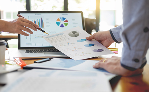 ?？诠咀?></p><h3>海口公司注冊的資料如何使用</h3><p>在實際注冊流程中，資料并不是一次性提交后就不再使用。公司名稱核準階段主要使用公司名稱、人員信息和注冊地址;設立登記階段需要完整提交全部注冊資料;完成營業(yè)執(zhí)照辦理后，相關資料還將用于刻制公章、稅務報到及銀行開戶等環(huán)節(jié)。</p><p>如果前期資料準備不規(guī)范，后續(xù)流程同樣會受到影響，因此在最初階段就一次性把?？诠咀孕枰馁Y料準備規(guī)范，能大幅提升整體辦理效率。</p><h3>準備注冊資料時常見問題解析</h3><p>不少創(chuàng)業(yè)者在準備資料時，容易忽略一些細節(jié)問題。例如注冊地址材料不符合要求、經營范圍表述不規(guī)范、身份證信息模糊不清等。這些問題看似細小，卻是工商審核中最常見的退回原因。</p><p>此外，有些創(chuàng)業(yè)者對注冊資本填寫存在誤區(qū)，認為填寫越高越好，實際上這會增加未來的經營和責任壓力。因此，在整理?？诠咀再Y料時，建議結合自身經營規(guī)劃進行合理填寫。</p><h3>如何高效準備?？诠咀再Y料</h3><p>想要高效完成資料準備，關鍵在于提前規(guī)劃和專業(yè)指導。創(chuàng)業(yè)者可以在注冊前列出完整資料清單，對照逐項準備，同時關注?？诋數刈钚鹿ど陶咦兓苊馐褂眠^期或不適用的資料模板。</p><p>對于首次創(chuàng)業(yè)或對流程不熟悉的企業(yè)來說，選擇專業(yè)機構協(xié)助準備資料，往往能減少溝通成本，提高通過率。</p><h3>總結</h3><p>綜上所述，?？诠咀孕枰馁Y料涵蓋公司主體信息、人員信息及經營信息等多個方面，任何一個環(huán)節(jié)準備不當，都可能影響整體注冊進度。提前了解資料清單、規(guī)范填寫內容，是順利注冊公司的關鍵。</p><p>如果您在準備?？诠咀再Y料的過程中遇到不清楚、不確定或希望盡快完成辦理的情況，建議隨時咨詢?？阢茣嫛：？阢茣嬌罡镜毓ど谭疹I域，熟悉注冊流程與資料要求，可為企業(yè)提供公司注冊、資料整理及后續(xù)財稅服務的一站式支持，幫助創(chuàng)業(yè)者省時、省心、高效完成公司注冊。</p><div   id=