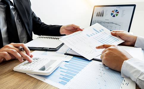 ?？谧怨玖鞒谈攀?></p><h3>海口注冊公司流程概述</h3><p>在?？谧怨?，一般需要完成幾個(gè)關(guān)鍵環(huán)節(jié)：公司名稱核準(zhǔn)、提交注冊材料、領(lǐng)取營業(yè)執(zhí)照、刻章及銀行開戶、稅務(wù)登記等。每一步都可能影響注冊所需的時(shí)間。下面我們來詳細(xì)分析每個(gè)步驟的時(shí)間安排。</p><p>1. 公司名稱核準(zhǔn)</p><p>公司注冊的第一步是進(jìn)行名稱預(yù)先核準(zhǔn)。企業(yè)需要準(zhǔn)備幾個(gè)備用名稱，以便核準(zhǔn)時(shí)避免重復(fù)或不符合要求。?？谑袌霰O(jiān)督管理局一般在1-3個(gè)工作日內(nèi)完成名稱審核，審核通過后才可以進(jìn)入下一步。</p><p>2. 提交注冊材料</p><p>名稱核準(zhǔn)后，企業(yè)需要準(zhǔn)備并提交注冊材料，包括股東及法人身份證明、公司章程、注冊地址證明、經(jīng)營范圍說明及其他行業(yè)資質(zhì)材料。材料完整、規(guī)范會(huì)加快審核速度，一般需要3-5個(gè)工作日完成初步審核。</p><p>3. 領(lǐng)取營業(yè)執(zhí)照</p><p>材料審核通過后，?？谑袌霰O(jiān)督管理局會(huì)發(fā)放《營業(yè)執(zhí)照》，標(biāo)志公司正式成立。一般來說，從材料提交到領(lǐng)取營業(yè)執(zhí)照大約需要5-10個(gè)工作日，具體時(shí)間視審核速度和材料完整度而定。</p><p>4. 刻章及銀行開戶</p><p>領(lǐng)取營業(yè)執(zhí)照后，公司需刻制公章、財(cái)務(wù)章、法人章，并在銀行開立公司賬戶?？陶峦ǔ?-2個(gè)工作日完成，銀行開戶時(shí)間視銀行流程而定，通常需要2-5個(gè)工作日。</p><p>5. 稅務(wù)登記及發(fā)票申請</p><p>公司注冊完成后，需在?？诙悇?wù)部門進(jìn)行稅務(wù)登記，并申請開具增值稅發(fā)票。稅務(wù)登記一般需要1-3個(gè)工作日完成，業(yè)務(wù)可在登記完成后合法開展。</p><h3>影響海口注冊公司所需時(shí)間的因素</h3><p>盡管流程固定，但注冊時(shí)間會(huì)受到多種因素影響，因此?？谧怨疽话阈枰嗑每赡苡兴煌?。主要因素包括：</p><p>1. 材料準(zhǔn)備是否充分</p><p>企業(yè)提交的材料完整、規(guī)范，審核通過速度會(huì)更快。材料缺失或格式不規(guī)范可能導(dǎo)致退件或延遲審核，增加注冊時(shí)間。</p><p>2. 注冊地址情況</p><p>注冊地址是否合規(guī)、是否提供有效租賃合同或房產(chǎn)證明，會(huì)影響工商審核速度。注冊地址問題是常見延遲原因之一。</p><p>3. 公司類型和經(jīng)營范圍</p><p>不同行業(yè)、不同公司類型對資質(zhì)要求不同。例如，涉及進(jìn)出口、餐飲、醫(yī)療器械等特殊行業(yè)，需要額外審批，可能延長注冊周期。</p><p>4. 工商局及稅務(wù)局工作量</p><p>高峰期或政策調(diào)整期，審核速度可能受到影響，注冊時(shí)間相應(yīng)延長。非高峰期注冊通常更快。</p><p>5. 是否委托專業(yè)機(jī)構(gòu)辦理</p><p>初次創(chuàng)業(yè)者不熟悉流程，容易因材料不規(guī)范或流程不清楚導(dǎo)致注冊延誤。委托海口泓灼會(huì)計(jì)等專業(yè)機(jī)構(gòu)辦理，可提高效率，減少等待時(shí)間。<br><img src=