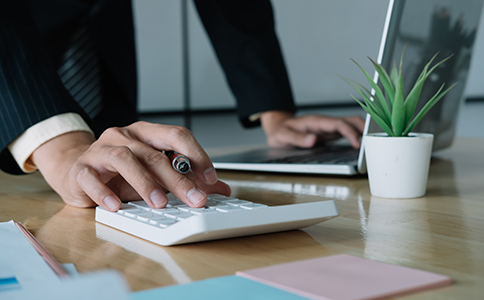 ?？谧怨就暾鞒?></p><h3>詳細(xì)介紹海口注冊公司完整流程</h3><p>1. 公司名稱核準(zhǔn)</p><p>注冊公司首先需要進(jìn)行公司名稱核準(zhǔn)。創(chuàng)業(yè)者需要準(zhǔn)備3-5個備選公司名稱，提交給?？谑袌霰O(jiān)管局進(jìn)行核準(zhǔn)。名稱核準(zhǔn)主要檢查公司名稱是否重復(fù)、是否符合法律法規(guī)要求。名稱核準(zhǔn)通過后，將獲得《企業(yè)名稱預(yù)先核準(zhǔn)通知書》，這是后續(xù)注冊流程的重要憑證。</p><p>2. 確定公司類型和注冊資本</p><p>根據(jù)企業(yè)經(jīng)營計劃，選擇公司類型(有限責(zé)任公司、合伙企業(yè)、個體工商戶等)和注冊資本。?？谧怨緦ψ再Y本沒有嚴(yán)格限制，但不同類型的公司對出資比例、股東責(zé)任和稅務(wù)申報要求有所不同。合理確定注冊資本有助于后續(xù)融資和運營。</p><p>3. 提交注冊所需材料</p><p>在準(zhǔn)備好公司名稱核準(zhǔn)和注冊資本信息后，需要提交注冊所需材料，主要包括：</p><p>- 股東及法人身份證明復(fù)印件</p><p>- 公司章程</p><p>- 住所證明(租賃合同或房產(chǎn)證明)</p><p>- 《企業(yè)名稱預(yù)先核準(zhǔn)通知書》</p><p>- 其他行業(yè)特定要求的材料(如餐飲、教育、跨境電商等)</p><p>確保材料完整、清晰，有助于順利通過審核，避免材料不全導(dǎo)致的注冊延誤。</p><p>4. 辦理工商注冊登記</p><p>材料準(zhǔn)備齊全后，提交至?？谑袌霰O(jiān)管局進(jìn)行工商注冊登記。登記完成后，將獲得《營業(yè)執(zhí)照》。營業(yè)執(zhí)照是公司合法經(jīng)營的基礎(chǔ)憑證，上面會顯示公司名稱、注冊資本、法人、注冊地址及經(jīng)營范圍等信息。</p><p>5. 刻制公章和開戶</p><p>獲得營業(yè)執(zhí)照后，需要刻制公司公章、財務(wù)章、合同章、法人章等，并前往銀行開立企業(yè)對公賬戶。對公賬戶是公司日常經(jīng)營收付款、繳稅的重要渠道。在選擇銀行開戶時，可根據(jù)企業(yè)業(yè)務(wù)特點和服務(wù)便利性進(jìn)行選擇。</p><p>6. 稅務(wù)登記及社保開戶</p><p>公司成立后，需要在規(guī)定時間內(nèi)完成稅務(wù)登記，申請稅務(wù)編碼，辦理發(fā)票領(lǐng)用等業(yè)務(wù)。同時，企業(yè)還需為員工辦理社會保險和公積金賬戶。海口稅務(wù)局提供線上申報服務(wù)，可以減輕企業(yè)的注冊和報稅壓力。</p><p>7. 行業(yè)資質(zhì)或特殊許可辦理(如適用)</p><p>部分行業(yè)需要申請?zhí)囟ㄙY質(zhì)或許可證，如食品經(jīng)營許可證、跨境電商備案、勞務(wù)派遣備案等。創(chuàng)業(yè)者在注冊公司時，應(yīng)提前了解行業(yè)要求，確保合法合規(guī)經(jīng)營，避免后期運營風(fēng)險。<br><img src=