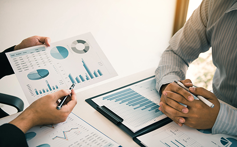 ?？谧怨舅璨牧?></p><h3>詳細(xì)介紹海口注冊公司所需材料及注意事項</h3><p>在了解?？谧怨驹趺床僮鞯耐瑫r，準(zhǔn)備齊全材料同樣重要。通常情況下，需要提供股東及相關(guān)負(fù)責(zé)人的基礎(chǔ)資料、公司基本信息以及注冊地址相關(guān)證明。材料看似簡單，但細(xì)節(jié)要求較多，例如信息一致性、填寫規(guī)范性等，都是審核關(guān)注重點。</p><p>需要特別注意的是，?？谧怨驹趺床僮鬟^程中，對經(jīng)營范圍的表述要求較為規(guī)范，既不能過于寬泛，也不能與實際經(jīng)營嚴(yán)重不符。此外，注冊地址的合規(guī)性也常被忽視，很多初創(chuàng)者因?qū)Φ刂芬罄斫獠蛔?，?dǎo)致反復(fù)修改，影響整體進(jìn)度。</p><p>從經(jīng)驗來看，提前了解這些注意事項，或者在專業(yè)人士指導(dǎo)下準(zhǔn)備材料，往往能讓?？谧怨驹趺床僮鞲禹槙常瑴p少不必要的返工。</p><h3>總結(jié)</h3><p>綜合來看，?？谧怨驹趺床僮鞑⒉皇且患唛T檻的事情，但對流程理解是否清晰、材料準(zhǔn)備是否規(guī)范，會直接影響注冊效率和結(jié)果。對于首次在?？趧?chuàng)業(yè)、對流程不熟悉的投資者來說，盲目自行操作容易走彎路。</p><p>如果希望更省心、省時地完成注冊，或在操作過程中遇到不確定問題，建議隨時咨詢?？阢茣嫛Ｆ涫煜ず？诒镜毓咀粤鞒?，能夠根據(jù)實際情況提供針對性的注冊建議和代辦支持，幫助創(chuàng)業(yè)者高效完成公司設(shè)立，把更多精力投入到后續(xù)經(jīng)營中。</p><div   id=