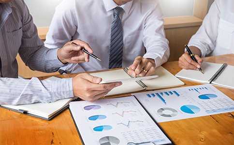 ?？诳缇畴娚套怨疽?></p><h3>一、海口跨境電商注冊公司要求概述</h3><p>跨境電商公司與傳統(tǒng)貿(mào)易公司相比，有其特殊性和政策優(yōu)勢。注冊?？诳缇畴娚坦拘枰獫M足以下基本要求：</p><p>1. 股東及法定代表人資格</p><p>- 公司股東可以是自然人或法人，必須具備完全民事行為能力。</p><p>- 法定代表人一般由股東之一擔任，負責公司對外事務(wù)及日常經(jīng)營。</p><p>- 初創(chuàng)公司建議股東結(jié)構(gòu)清晰，以利于注冊和后續(xù)經(jīng)營管理。</p><p>2. 注冊資本要求</p><p>- 跨境電商公司一般實行認繳制，無最低注冊資本要求。</p><p>- 特殊行業(yè)如進出口服務(wù)、保稅倉儲或金融相關(guān)業(yè)務(wù)，可能有最低資本限制。</p><p>- 注冊資本需與實際經(jīng)營能力相匹配，便于企業(yè)后續(xù)融資和信用建設(shè)。</p><p>3. 注冊地址要求</p><p>- 公司注冊地址必須合法有效，可提供房產(chǎn)證或租賃合同作為證明。</p><p>- 地址需符合海口自貿(mào)區(qū)政策要求，以便后續(xù)辦理跨境電商平臺備案和銀行賬戶。</p><p>4. 經(jīng)營范圍要求</p><p>- 注冊時需明確跨境電商經(jīng)營范圍，例如電子商務(wù)、國際貿(mào)易、跨境電商服務(wù)等。</p><p>- 企業(yè)經(jīng)營活動必須嚴格在登記的經(jīng)營范圍內(nèi)，否則可能影響平臺資質(zhì)審核及銀行開戶。</p><p>5. 行業(yè)資質(zhì)和平臺備案要求</p><p>- 跨境電商公司在海口注冊后，需要根據(jù)業(yè)務(wù)開展類型完成相關(guān)資質(zhì)備案，例如自貿(mào)區(qū)跨境電商出口備案、稅務(wù)登記及海關(guān)備案。</p><p>- 部分跨境電商平臺(如天貓國際、亞馬遜海外購)可能要求公司提供特定資質(zhì)材料。</p><h3>二、海口跨境電商注冊公司流程</h3><p>了解要求后，掌握注冊流程可以幫助企業(yè)高效完成注冊。?？诳缇畴娚坦咀砸话惴譃橐韵聨讉€步驟：</p><p>1. 公司名稱核準</p><p>- 提交擬注冊公司名稱至?？谑泄ど绦姓芾聿块T進行核準。</p><p>- 名稱必須合法、合規(guī)且避免重復(fù)。</p><p>- 審批周期通常1–3個工作日。</p><p>2. 材料準備與提交</p><p>- 材料包括股東身份證明、公司章程、注冊地址證明、注冊資本信息及經(jīng)營范圍說明等。</p><p>- 確保材料完整、格式規(guī)范，可以一次性通過審批。</p><p>- 材料準備時間一般3–7天。</p><p>3. 工商注冊審批</p><p>- 審核股東信息、經(jīng)營范圍、注冊地址及注冊資本。</p><p>- 審批周期通常5–15個工作日，特殊行業(yè)或資質(zhì)審批可能更長。</p><p>4. 領(lǐng)取營業(yè)執(zhí)照</p><p>- 審核通過后領(lǐng)取營業(yè)執(zhí)照，公司正式成立。</p><p>- 領(lǐng)取營業(yè)執(zhí)照一般需要1–3個工作日。</p><p>5. 刻章及銀行開戶</p><p>- 公司成立后，刻制公章、財務(wù)章、合同章，并開立企業(yè)銀行賬戶。</p><p>- 銀行賬戶是跨境電商公司運營和收付款的基礎(chǔ)。</p><p>- 完成周期一般3–5天。</p><p>6. 稅務(wù)登記及發(fā)票申請</p><p>- 公司注冊完成后，應(yīng)及時完成稅務(wù)登記，開通發(fā)票系統(tǒng)。</p><p>- 稅務(wù)申報按月或季度進行，確保合規(guī)。</p><p>- 辦理周期一般5–10天。</p><p>7. 跨境電商備案與資質(zhì)辦理</p><p>- 根據(jù)業(yè)務(wù)類型進行自貿(mào)區(qū)出口備案或平臺資質(zhì)申請。</p><p>- 辦理周期根據(jù)具體平臺及政策要求有所不同。</p><p>- 企業(yè)可通過專業(yè)代辦機構(gòu)協(xié)助完成，提高效率和成功率。<br><img src=