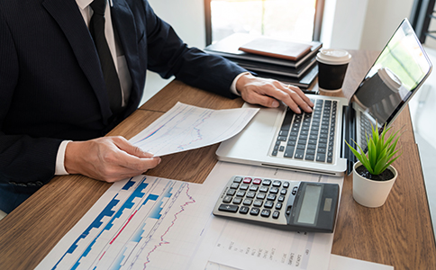 ?？诠咀曰玖鞒?></p><h3>一、?？诠咀曰玖鞒?/h3><p>要回答“海口公司注冊多久能拿營業(yè)執(zhí)照”，首先需要了解公司注冊的基本流程：</p><p>1. 公司名稱核準</p><p>- 創(chuàng)業(yè)者提交擬注冊公司名稱，由?？谑泄ど绦姓芾聿块T審核。</p><p>- 名稱必須符合規(guī)范，避免與已注冊公司重復或含敏感詞。</p><p>- 核準周期一般1–3個工作日。</p><p>2. 材料準備與提交</p><p>- 注冊所需材料包括股東身份證明、公司章程、注冊地址證明、注冊資本及經營范圍說明、董事監(jiān)事信息等。</p><p>- 材料齊全可以一次性通過審批，減少延誤。</p><p>- 準備材料一般需要3–7天。</p><p>3. 工商注冊審批</p><p>- 工商部門審核提交的材料，確認股東信息、經營范圍、注冊地址及注冊資本等。</p><p>- 審批周期一般5–15個工作日，特殊行業(yè)或特殊資質可能更長。</p><p>4. 領取營業(yè)執(zhí)照</p><p>- 審核通過后，企業(yè)領取營業(yè)執(zhí)照，標志公司正式成立。</p><p>- 通常1–3個工作日可以領取。</p><p>5. 刻章及銀行開戶</p><p>- 公司成立后，需要刻制公章、財務章、合同章，并開立企業(yè)銀行賬戶，為后續(xù)經營提供資金保障。</p><p>- 完成周期一般3–5天。</p><p>6. 稅務登記及發(fā)票申請</p><p>- 公司注冊完成后，應及時完成稅務登記并申請發(fā)票。</p><p>- 辦理周期一般5–10天。</p><p>通過以上步驟，創(chuàng)業(yè)者可以了解拿到營業(yè)執(zhí)照所需的整體時間。</p><h3>二、?？诠咀远嗑媚苣脿I業(yè)執(zhí)照</h3><p>根據流程和經驗，?？诠咀灾令I取營業(yè)執(zhí)照的周期通常在15–30個工作日(約3–6周)。具體時間會受到以下因素影響：</p><p>1. 公司類型</p><p>- 有限責任公司、一人有限公司、外資公司或合伙企業(yè)，其注冊流程不同，審批時間也有所差異。</p><p>2. 注冊地址合法性</p><p>- 地址合法有效，材料齊全可加快審批;如果地址不符合要求，可能延誤核準和營業(yè)執(zhí)照發(fā)放。</p><p>3. 材料準備完整性</p><p>- 材料不齊全或信息錯誤需要補件，會延長注冊周期。</p><p>4. 行業(yè)資質要求</p><p>- 特殊行業(yè)(如餐飲、醫(yī)療、文化傳媒、跨境電商)可能需要額外審批，周期更長。</p><p>5. 審批部門效率</p><p>- 工商局、稅務局、銀行等部門的處理效率直接影響注冊整體時間。<br><img src=