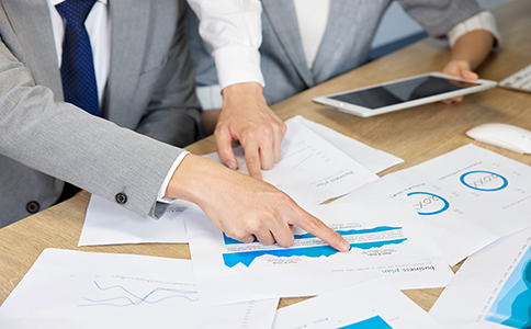 ?？谑称饭咀粤鞒?></p><h3>海口食品公司注冊流程及資料詳解</h3><p>在?？谵k理食品公司注冊，整體流程與普通公司類似，但因行業(yè)特殊性，會多出許可證審批環(huán)節(jié)。圍繞?？谑称饭咀粤鞒碳百Y料，主要包括以下幾個核心步驟：</p><p>第一步：公司名稱核準(zhǔn)</p><p>創(chuàng)業(yè)者需提前準(zhǔn)備3-5個備用名稱，通過市場監(jiān)管系統(tǒng)進行核名。名稱結(jié)構(gòu)一般為“海口+字號+行業(yè)+有限公司”。若涉及“食品”“餐飲”等行業(yè)表述，需符合經(jīng)營范圍規(guī)范。</p><p>第二步：確定注冊地址</p><p>?？谧允称饭緦龅匾筝^為嚴(yán)格。若涉及食品加工或現(xiàn)場制售，必須為商用地址，并滿足食品安全監(jiān)管標(biāo)準(zhǔn)。僅做預(yù)包裝食品銷售的，可根據(jù)實際情況選擇合規(guī)商用地址。</p><p>第三步：注冊資本及股東信息確定</p><p>注冊資本實行認繳制，但建議根據(jù)實際經(jīng)營規(guī)模合理填寫。需明確股東出資比例、法人代表、監(jiān)事信息，并準(zhǔn)備身份證明材料。</p><p>第四步：提交營業(yè)執(zhí)照申請</p><p>通過線上系統(tǒng)提交設(shè)立申請資料，審核通過后即可領(lǐng)取營業(yè)執(zhí)照。這一階段屬于海口食品公司注冊流程及資料中的基礎(chǔ)環(huán)節(jié)。</p><p>第五步：辦理食品經(jīng)營許可證</p><p>這是食品公司區(qū)別于普通公司的關(guān)鍵步驟。需要提交經(jīng)營場地平面圖、設(shè)備清單、食品安全管理制度等材料，監(jiān)管部門會進行現(xiàn)場核查。只有取得食品經(jīng)營許可證后，企業(yè)方可正式開展食品銷售或加工活動。</p><p>第六步：銀行開戶及稅務(wù)登記</p><p>領(lǐng)取營業(yè)執(zhí)照后，還需完成銀行基本賬戶開戶及稅務(wù)登記備案，確保后續(xù)正常經(jīng)營及記賬報稅。</p><p>整體來看，?？谑称饭咀粤鞒碳百Y料環(huán)節(jié)較多，建議提前規(guī)劃時間，避免因許可證審核延誤開業(yè)。<br><img src=