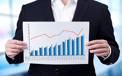 ?？谖锪鞴咀缘幕玖鞒?></p><h3>海口物流公司注冊的基本流程</h3><p>在了解?？谖锪鞴咀孕枰男l件和材料后，創(chuàng)業(yè)者還需要清楚具體辦理流程。整體來說，注冊物流公司通常需要經(jīng)過以下幾個(gè)步驟。</p><p>第一步是企業(yè)名稱核準(zhǔn)。創(chuàng)業(yè)者需要在工商系統(tǒng)中提交企業(yè)名稱申請，通過審核后才能進(jìn)入下一步注冊流程。</p><p>第二步是提交工商注冊申請。包括填寫企業(yè)基本信息、股東信息、注冊資本以及經(jīng)營范圍等內(nèi)容，并上傳相關(guān)材料。</p><p>第三步是領(lǐng)取營業(yè)執(zhí)照。當(dāng)工商審核通過后，企業(yè)即可領(lǐng)取營業(yè)執(zhí)照，這標(biāo)志著公司正式成立。</p><p>第四步是刻制公司印章。企業(yè)需要刻制公章、財(cái)務(wù)章、法人章等印章，并完成備案。</p><p>第五步是銀行開戶。公司成立后需要開設(shè)對公賬戶，用于企業(yè)日常資金往來和經(jīng)營活動(dòng)。</p><p>第六步是稅務(wù)登記。企業(yè)需要到稅務(wù)部門進(jìn)行登記，后續(xù)按照規(guī)定進(jìn)行記賬和申報(bào)。</p><p>如果企業(yè)涉及道路運(yùn)輸業(yè)務(wù)，還需要申請相關(guān)運(yùn)輸許可。這也是很多創(chuàng)業(yè)者在了解?？谖锪鞴咀孕枰男l件時(shí)需要重點(diǎn)關(guān)注的一環(huán)。</p><h3>?？谖锪鞴咀孕枰⒁饽男﹩栴}</h3><p>在實(shí)際辦理過程中，除了了解?？谖锪鞴咀孕枰男l件外，還有一些細(xì)節(jié)問題需要特別注意。</p><p>首先是經(jīng)營范圍填寫。物流公司的經(jīng)營范圍應(yīng)根據(jù)未來業(yè)務(wù)規(guī)劃合理填寫，避免過于狹窄影響后期業(yè)務(wù)發(fā)展。</p><p>其次是注冊地址合規(guī)問題。注冊地址必須真實(shí)有效，并符合工商部門要求，否則可能影響企業(yè)注冊審核。</p><p>再次是行業(yè)許可問題。如果企業(yè)涉及運(yùn)輸車輛運(yùn)營，往往需要申請道路運(yùn)輸相關(guān)許可，因此需要提前了解辦理?xiàng)l件和流程。</p><p>此外，企業(yè)成立后還需要按規(guī)定進(jìn)行財(cái)務(wù)管理和記賬報(bào)稅，這是企業(yè)合規(guī)經(jīng)營的重要內(nèi)容。許多創(chuàng)業(yè)者會選擇專業(yè)機(jī)構(gòu)進(jìn)行財(cái)務(wù)服務(wù)，從而節(jié)省時(shí)間和管理成本。</p><p>因此，在準(zhǔn)備注冊企業(yè)之前，全面了解海口物流公司注冊需要哪些條件，并提前規(guī)劃注冊流程，可以有效減少辦理過程中的問題。</p><h3>總結(jié)</h3><p>總體來看，創(chuàng)業(yè)者在注冊企業(yè)前，需要充分了解海口物流公司注冊需要哪些條件，包括公司名稱、注冊地址、股東結(jié)構(gòu)、注冊資本以及相關(guān)行業(yè)許可等方面。同時(shí)還需要準(zhǔn)備齊全的注冊材料，并按照企業(yè)名稱核準(zhǔn)、工商注冊、領(lǐng)取營業(yè)執(zhí)照、刻章、銀行開戶以及稅務(wù)登記等步驟完成公司注冊流程。</p><p>對于很多創(chuàng)業(yè)者來說，如果缺乏經(jīng)驗(yàn)，辦理過程可能會比較復(fù)雜。因此，選擇專業(yè)服務(wù)機(jī)構(gòu)可以有效提升辦理效率。如果您正在了解?？谖锪鞴咀孕枰男l件、注冊流程以及相關(guān)材料問題，可以隨時(shí)咨詢海口泓灼會計(jì)。?？阢茣?jì)擁有豐富的企業(yè)服務(wù)經(jīng)驗(yàn)，可為創(chuàng)業(yè)者提供公司注冊、工商辦理以及財(cái)務(wù)服務(wù)等專業(yè)支持，幫助企業(yè)順利完成注冊并快速開展經(jīng)營。</p><div   id=