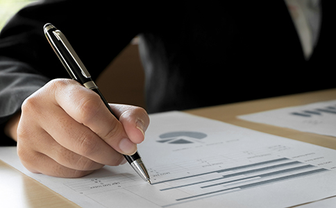 ?？谧孕鹿竞嗣幕疽?></p><h3>?？谧孕鹿竞嗣幕疽?/h3><p>在進行海口注冊新公司核名時，公司名稱必須符合國家及工商管理部門的相關(guān)規(guī)定。一般來說，公司名稱主要由四個部分組成：行政區(qū)劃、字號、行業(yè)特點以及組織形式。例如：?？谀衬晨萍加邢薰尽?/p><p>首先，企業(yè)名稱中的字號需要具有獨特性，不能與已經(jīng)注冊的公司名稱相同或近似。如果名稱重復，系統(tǒng)審核時就無法通過。因此，創(chuàng)業(yè)者在提交核名申請時通常需要準備多個備用名稱，以提高通過率。</p><p>其次，公司名稱中的行業(yè)表述需要與企業(yè)的經(jīng)營范圍相匹配。例如從事電子商務(wù)的企業(yè)，可以使用“電子商務(wù)”“科技”“信息技術(shù)”等行業(yè)表述。如果行業(yè)描述與實際經(jīng)營范圍差異較大，也可能影響海口注冊新公司核名的審核結(jié)果。</p><p>另外，企業(yè)名稱還不能包含法律法規(guī)禁止使用的詞語，例如誤導性詞語、夸大性詞語以及國家機關(guān)相關(guān)字樣等，這些都是企業(yè)在進行核名時需要重點注意的事項。</p><h3>?？谧孕鹿竞嗣鞒?/h3><p>了解?？谧孕鹿竞嗣霓k理流程，可以幫助創(chuàng)業(yè)者更加高效地完成公司注冊準備工作。一般來說，企業(yè)名稱核準主要包含以下幾個步驟。</p><p>首先，創(chuàng)業(yè)者需要準備多個公司名稱作為備選方案。通常建議準備三到五個名稱，以便在名稱重復時可以及時替換。</p><p>其次，登錄相關(guān)工商服務(wù)系統(tǒng)或通過線下窗口提交企業(yè)名稱預先核準申請。在提交申請時，需要填寫企業(yè)名稱、經(jīng)營范圍、股東信息以及注冊資本等基本資料。</p><p>隨后，工商部門會對提交的企業(yè)名稱進行審核。審核主要包括名稱重復查詢、行業(yè)表述規(guī)范性審查以及名稱結(jié)構(gòu)審核等。如果符合要求，企業(yè)名稱即可通過審核。</p><p>最后，當海口注冊新公司核名通過后，企業(yè)名稱會被保留一段時間。創(chuàng)業(yè)者需要在規(guī)定期限內(nèi)完成公司注冊申請，否則名稱可能會失效，需要重新申請核名。<br><img src=