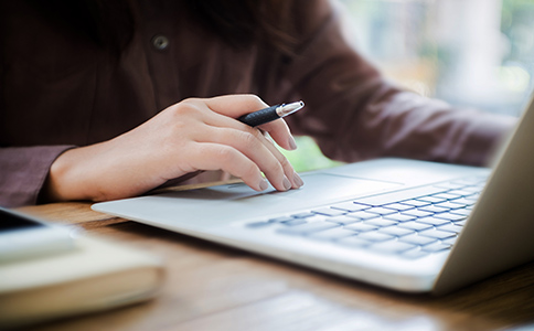 ?？诳毓捎邢薰咀圆牧?></p><h3>?？诳毓捎邢薰咀圆牧霞百M(fèi)用說明</h3><p>圍繞?？诳毓捎邢薰咀詶l件，材料準(zhǔn)備是關(guān)鍵環(huán)節(jié)之一。</p><p>常見材料包括：公司名稱預(yù)先核準(zhǔn)通知書、股東身份證明、公司章程、注冊地址證明、法人及高管任職文件等。若股東為企業(yè)，還需提供營業(yè)執(zhí)照副本。</p><p>在費(fèi)用方面，當(dāng)前工商注冊本身費(fèi)用較低，主要成本集中在刻章、地址使用、代理服務(wù)等方面。不同企業(yè)規(guī)模和需求不同，整體費(fèi)用也會(huì)有所差異。</p><p>合理準(zhǔn)備材料并控制費(fèi)用，是順利滿足海口控股有限公司注冊條件的重要保障。</p><h3>?？诳毓捎邢薰咀詢?yōu)勢分析</h3><p>選擇在海口設(shè)立控股公司具有明顯優(yōu)勢，這也是越來越多企業(yè)關(guān)注?？诳毓捎邢薰咀詶l件的重要原因。</p><p>首先，?？谧鳛楹Ｄ献再Q(mào)港核心城市，政策支持力度大，營商環(huán)境持續(xù)優(yōu)化，有利于企業(yè)發(fā)展。</p><p>其次，控股公司模式有助于整合資源，實(shí)現(xiàn)多項(xiàng)目管理，提高資本運(yùn)作效率。</p><p>再次，稅收環(huán)境及政策紅利為企業(yè)降低運(yùn)營成本提供了空間。</p><p>此外，海口區(qū)位優(yōu)勢明顯，適合開展多元化業(yè)務(wù)布局，進(jìn)一步提升企業(yè)競爭力。</p><p>因此，在滿足?？诳毓捎邢薰咀詶l件的前提下，選擇?？谠O(shè)立控股公司具有良好的發(fā)展前景。</p><h3>總結(jié)</h3><p>綜上所述，?？诳毓捎邢薰咀詶l件涵蓋股東結(jié)構(gòu)、注冊資本、經(jīng)營范圍、注冊地址及公司組織架構(gòu)等多個(gè)方面，同時(shí)配合規(guī)范的注冊流程和材料準(zhǔn)備，才能順利完成公司設(shè)立。對于有意開展資本運(yùn)作或集團(tuán)化發(fā)展的企業(yè)而言，提前了解并合理規(guī)劃?？诳毓捎邢薰咀詶l件尤為關(guān)鍵。</p><p>如果您在辦理過程中存在疑問或希望提高辦理效率，建議隨時(shí)咨詢?？阢茣?huì)計(jì)。專業(yè)團(tuán)隊(duì)可為您提供一站式服務(wù)支持，幫助企業(yè)快速合規(guī)落地，穩(wěn)步發(fā)展。</p><div   id=