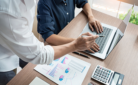 ?？诩艺嵐咀运璨牧?></p><h3>?？诩艺嵐咀运璨牧?/h3><p>在辦理過程中，材料準備是否齊全直接影響審批效率。通常需要準備以下資料：</p><p>首先，法人及股東身份證明材料。</p><p>其次，公司名稱預核準信息。</p><p>第三，公司章程，明確經(jīng)營范圍及股權結(jié)構。</p><p>第四，注冊地址證明材料，如租賃合同或產(chǎn)權證明。</p><p>此外，還需填寫公司設立登記申請書等相關文件。</p><p>如果涉及特殊服務(如消毒服務)，還需準備相關備案資料。</p><p>材料準備齊全，可以有效提高審核通過率。</p><h3>?？诩艺嵐咀再M用說明</h3><p>在了解“海口家政保潔公司怎么注冊”的同時，費用也是創(chuàng)業(yè)者關注重點。</p><p>首先是工商注冊費用，目前整體成本較低。</p><p>其次是刻章費用，一般在幾百元左右。</p><p>第三是銀行開戶費用，根據(jù)銀行不同有所差異。</p><p>第四是注冊地址費用，如使用掛靠地址，則需支付一定費用。</p><p>第五是代理服務費用。如果選擇代辦機構，可以節(jié)省時間，但需支付服務費用。</p><p>總體來看，家政保潔公司注冊費用較低，適合輕資產(chǎn)創(chuàng)業(yè)。</p><h3>?？诩艺嵐咀宰⒁馐马?/h3><p>在實際操作中，還需特別注意以下幾點：</p><p>首先，經(jīng)營范圍填寫需全面，如“家政服務、保潔服務、清洗服務”等，避免后期變更。</p><p>其次，公司成立后需規(guī)范用工，依法簽訂勞動合同。</p><p>再次，需按時進行記賬報稅，避免被列入經(jīng)營異常名錄。</p><p>此外，建議建立服務標準及客戶管理體系，提高服務質(zhì)量。</p><p>最后，創(chuàng)業(yè)初期應合理控制成本，逐步擴大業(yè)務規(guī)模。</p><h3>總結(jié)</h3><p>總體來看，“?？诩艺嵐驹趺醋浴绷鞒滔鄬唵?，門檻較低，非常適合初創(chuàng)創(chuàng)業(yè)者。只要準備好相關材料，熟悉注冊流程，即可順利完成公司設立。</p><p>如果您希望提高效率、減少時間成本，建議選擇專業(yè)機構協(xié)助辦理。?？阢茣嬙诠咀约按碛涃~服務方面經(jīng)驗豐富，能夠為創(chuàng)業(yè)者提供一站式解決方案，幫助快速完成注冊。</p><p>如有相關需求，建議隨時咨詢?？阢茣?，獲取專業(yè)指導，讓您的創(chuàng)業(yè)之路更加順利高效。</p>                </div>
                <p class=