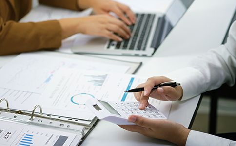 在?？谧再Q(mào)易公司的費(fèi)用