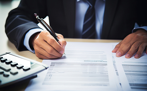 ?？诠镜刂纷兏⒁馐马?></p><h3>?？诠镜刂纷兏⒁馐马?/h3><p>在辦理過程中，圍繞“?？诠咀兏刂沸枰裁促Y料”，企業(yè)還應(yīng)重點關(guān)注以下事項：</p><p>1. 新地址必須符合工商登記要求，不能使用虛假地址</p><p>2. 地址需具備商業(yè)或辦公性質(zhì)，部分住宅地址可能受限</p><p>3. 地址變更后需及時同步稅務(wù)登記信息</p><p>4. 銀行賬戶開戶地址需更新，否則影響資金業(yè)務(wù)</p><p>5. 若涉及跨區(qū)變更，流程相對復(fù)雜，需提前規(guī)劃</p><p>此外，若企業(yè)未按規(guī)定完成地址變更，可能被列入經(jīng)營異常名錄，對企業(yè)信用產(chǎn)生不良影響。因此，正確理解“?？诠咀兏刂沸枰裁促Y料”并及時辦理非常重要。</p><h3>選擇代辦機(jī)構(gòu)的優(yōu)勢</h3><p>對于不熟悉流程的企業(yè)來說，委托專業(yè)機(jī)構(gòu)處理“?？诠咀兏刂沸枰裁促Y料”相關(guān)事項是一個高效選擇，主要優(yōu)勢包括：</p><p>1. 節(jié)省時間成本，無需反復(fù)跑窗口</p><p>2. 專業(yè)人員指導(dǎo)材料準(zhǔn)備，降低駁回風(fēng)險</p><p>3. 熟悉流程，提高辦理效率</p><p>4. 提供一站式服務(wù)(工商+稅務(wù)+銀行)</p><p>5. 避免因操作不當(dāng)帶來的后續(xù)問題</p><p>像?？阢茣嬤@樣的專業(yè)服務(wù)機(jī)構(gòu)，能夠根據(jù)企業(yè)實際情況提供針對性方案，幫助企業(yè)快速完成地址變更。</p><h3>總結(jié)</h3><p>綜上所述，“?？诠咀兏刂沸枰裁促Y料”主要包括營業(yè)執(zhí)照、公司章程、股東決議、新地址證明等關(guān)鍵文件，同時還需按照規(guī)范流程進(jìn)行申報和審核。企業(yè)在辦理過程中，應(yīng)提前準(zhǔn)備材料、核對政策，并關(guān)注稅務(wù)及銀行等相關(guān)事項。</p><p>如果您希望高效、省心完成變更流程，建議隨時咨詢海口泓灼會計，由專業(yè)團(tuán)隊為您提供全程指導(dǎo)與代辦服務(wù)，助力企業(yè)順利完成地址變更，實現(xiàn)穩(wěn)健發(fā)展。</p><div   id=