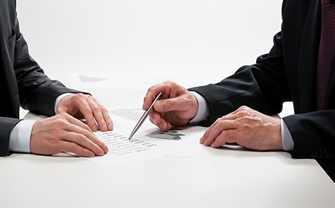 ?？诨鸸芾砉咀缘牧鞒?></p><h3>?？诨鸸芾砉咀缘牧鞒?/h3><p>針對“?？诨鸸芾砉救绾巫浴?，整體流程可以分為以下幾個步驟：</p><p>1. 公司名稱核準</p><p>提交公司名稱進行核名，確保名稱符合規(guī)范且未被占用。</p><p>2. 確定經營范圍</p><p>明確基金管理、投資管理等相關業(yè)務范圍，符合監(jiān)管要求。</p><p>3. 準備注冊材料并提交</p><p>包括股東信息、注冊地址證明、公司章程等資料。</p><p>4. 領取營業(yè)執(zhí)照</p><p>審核通過后即可領取營業(yè)執(zhí)照，完成工商注冊。</p><p>5. 刻章備案</p><p>包括公章、財務章、法人章等。</p><p>6. 銀行開戶</p><p>開設公司基本賬戶，便于后續(xù)資金往來。</p><p>7. 基金業(yè)協(xié)會備案</p><p>基金管理公司必須在相關協(xié)會備案，方可合法開展業(yè)務。</p><p>整體來看，?？诨鸸芾砉救绾巫圆粌H涉及工商流程，還包含金融監(jiān)管要求，因此建議專業(yè)指導辦理。</p><h3>?？诨鸸芾砉咀詶l件</h3><p>在了解“?？诨鸸芾砉救绾巫浴睍r，必須重點關注注冊條件：</p><p>1. 股東及高管要求</p><p>股東結構清晰，高管需具備金融行業(yè)從業(yè)經驗。</p><p>2. 注冊資本要求</p><p>雖然認繳制，但建議具備一定資金實力以增強合規(guī)性。</p><p>3. 辦公地址要求</p><p>必須提供真實有效的辦公地址。</p><p>4. 合規(guī)管理制度</p><p>需建立完善的風險控制與內部管理制度。</p><p>5. 人員配置要求</p><p>至少配備合規(guī)、風控等關鍵崗位人員。</p><p>這些條件直接影響備案成功率，是解決“海口基金管理公司如何注冊”的核心環(huán)節(jié)。</p><h3>海口基金管理公司注冊所需材料</h3><p>辦理過程中，材料準備是關鍵，主要包括：</p><p>1. 公司名稱及備選名稱</p><p>2. 股東及法人身份證明</p><p>3. 公司章程</p><p>4. 注冊地址證明材料</p><p>5. 股權結構說明</p><p>6. 高管人員簡歷及資質證明</p><p>7. 銀行開戶相關資料</p><p>材料齊全可大幅提升注冊效率，是完成“?？诨鸸芾砉救绾巫浴钡幕A。<br><img src=