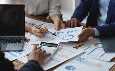 ?？谧酝赓Y公司的費用分析