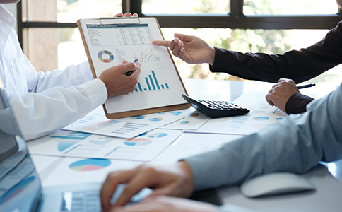 ?？谧怨咀⒁馐马?></p><h3>?？谧怨咀⒁馐马?/h3><p>在辦理過程中，了解注意事項同樣重要，這也是“海口注冊公司需要哪些手續(xù)和資料”之外的關(guān)鍵環(huán)節(jié)：</p><p>1. 注冊地址要求：需真實有效，可使用商用地址或園區(qū)地址</p><p>2. 經(jīng)營范圍填寫：建議規(guī)范填寫，避免后期頻繁變更</p><p>3. 注冊資本填寫：認繳制下不必過高，但需合理規(guī)劃</p><p>4. 股東結(jié)構(gòu)設計：提前明確股權(quán)比例，避免后續(xù)糾紛</p><p>5. 稅務合規(guī)意識：公司成立后需按時報稅</p><p>這些細節(jié)往往直接影響公司后期運營與合規(guī)性。</p><h3>選擇專業(yè)代辦服務的優(yōu)勢</h3><p>對于初創(chuàng)者來說，了解“?？谧怨拘枰男┦掷m(xù)和資料”只是第一步，實際操作中仍可能遇到各種問題。選擇專業(yè)代辦機構(gòu)具有明顯優(yōu)勢：</p><p>1. 節(jié)省時間成本：無需反復跑流程</p><p>2. 提高通過率：專業(yè)人員審核材料，避免駁回</p><p>3. 流程更高效：熟悉政策，快速推進辦理</p><p>4. 后續(xù)服務完善：可銜接記賬報稅等服務</p><p>尤其對于沒有經(jīng)驗的創(chuàng)業(yè)者，代辦服務能夠大大降低試錯成本。</p><h3>總結(jié)</h3><p>總體來看，“?？谧怨拘枰男┦掷m(xù)和資料”主要包括工商注冊流程、基礎材料準備以及后續(xù)稅務與銀行辦理等內(nèi)容。只要提前準備好相關(guān)資料，并熟悉辦理步驟，注冊公司并不復雜。</p><p>如果您希望更加省心高效地完成注冊流程，建議在辦理過程中隨時咨詢?？阢茣?，獲取專業(yè)指導與一站式服務支持，助力企業(yè)快速落地與穩(wěn)健發(fā)展。</p><div   id=