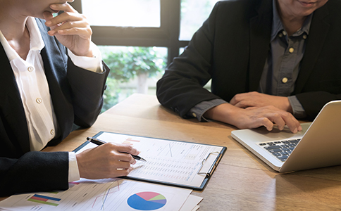 ?？诨鸸芾砉咀运璨牧?></p><h3>?？诨鸸芾砉咀运璨牧?/h3><p>在實(shí)際辦理過程中，準(zhǔn)備齊全材料是關(guān)鍵，主要包括：</p><p>1. 公司名稱預(yù)先核準(zhǔn)通知書</p><p>2. 公司章程(需全體股東簽署)</p><p>3. 法人及股東身份證明文件</p><p>4. 注冊地址證明(租賃合同或產(chǎn)權(quán)證明)</p><p>5. 公司經(jīng)營范圍說明</p><p>6. 相關(guān)從業(yè)人員資料(如有要求)</p><p>材料準(zhǔn)備的完整性直接影響?？诨鸸芾砉咀缘膶徟?，因此建議提前整理。</p><h3>?？诨鸸芾砉咀再M(fèi)用分析</h3><p>關(guān)于?？诨鸸芾砉咀再M(fèi)用，主要由以下幾部分構(gòu)成：</p><p>1. 工商注冊費(fèi)用：目前多數(shù)地區(qū)已簡化或免除部分費(fèi)用，但仍存在基礎(chǔ)行政成本。</p><p>2. 代理服務(wù)費(fèi)用：如果選擇代辦機(jī)構(gòu)，費(fèi)用根據(jù)服務(wù)內(nèi)容不同有所差異。</p><p>3. 注冊地址費(fèi)用：若使用商務(wù)地址或園區(qū)地址，需支付相應(yīng)費(fèi)用。</p><p>4. 后續(xù)維護(hù)成本：包括記賬報(bào)稅、年報(bào)申報(bào)等長期費(fèi)用。</p><p>總體來看，?？诨鸸芾砉咀再M(fèi)用具有一定彈性，企業(yè)可根據(jù)自身需求選擇合適方案。</p><h3>海口基金管理公司注冊注意事項(xiàng)</h3><p>在辦理過程中，還需重點(diǎn)關(guān)注以下問題：</p><p>1. 政策合規(guī)性：基金管理行業(yè)監(jiān)管較嚴(yán)格，應(yīng)密切關(guān)注相關(guān)政策變化。</p><p>2. 經(jīng)營范圍填寫規(guī)范：避免因填寫不規(guī)范導(dǎo)致審批延誤。</p><p>3. 注冊地址真實(shí)性：虛假地址可能導(dǎo)致注冊失敗或后續(xù)風(fēng)險(xiǎn)。</p><p>4. 后續(xù)運(yùn)營合規(guī)：注冊完成后仍需按規(guī)定進(jìn)行財(cái)務(wù)及稅務(wù)管理。</p><p>這些注意事項(xiàng)對于順利完成?？诨鸸芾砉咀灾陵P(guān)重要。</p><h3>總結(jié)</h3><p>總體而言，?？诨鸸芾砉咀栽谡咧С窒戮邆淞己玫陌l(fā)展前景，但同時(shí)也需要滿足一定條件并嚴(yán)格按照流程辦理。通過合理準(zhǔn)備材料、明確費(fèi)用結(jié)構(gòu)以及注意合規(guī)事項(xiàng)，可以大幅提升注冊成功率。對于缺乏經(jīng)驗(yàn)的創(chuàng)業(yè)者來說，選擇專業(yè)服務(wù)機(jī)構(gòu)尤為重要，不僅可以節(jié)省時(shí)間成本，還能有效規(guī)避風(fēng)險(xiǎn)。</p><p>如果您正計(jì)劃辦理海口基金管理公司注冊，建議隨時(shí)咨詢?？阢茣?jì)，獲取專業(yè)高效的一站式服務(wù)支持，助力企業(yè)順利落地發(fā)展。</p>                </div>
                <p class=